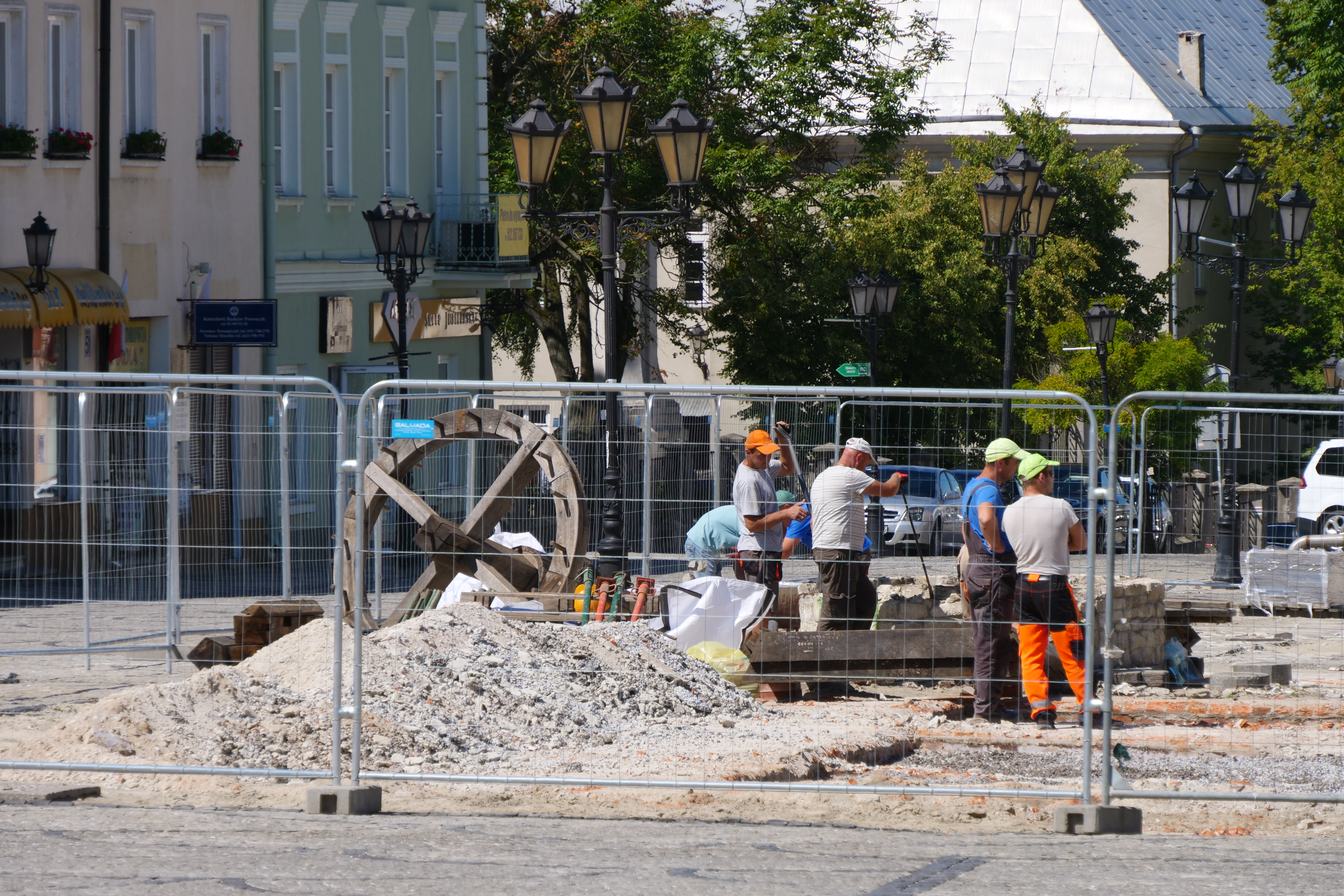 Trwa rewitalizacja centralnego miejskiego placu w Chełmie. Pojawi się interaktywna figura Białego Niedźwiedzia (zdjęcia)
