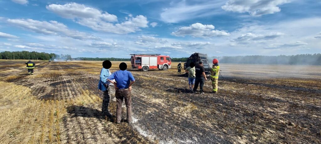 Strażacy gasili pożar prasy rolniczej i ścierniska (zdjęcia)