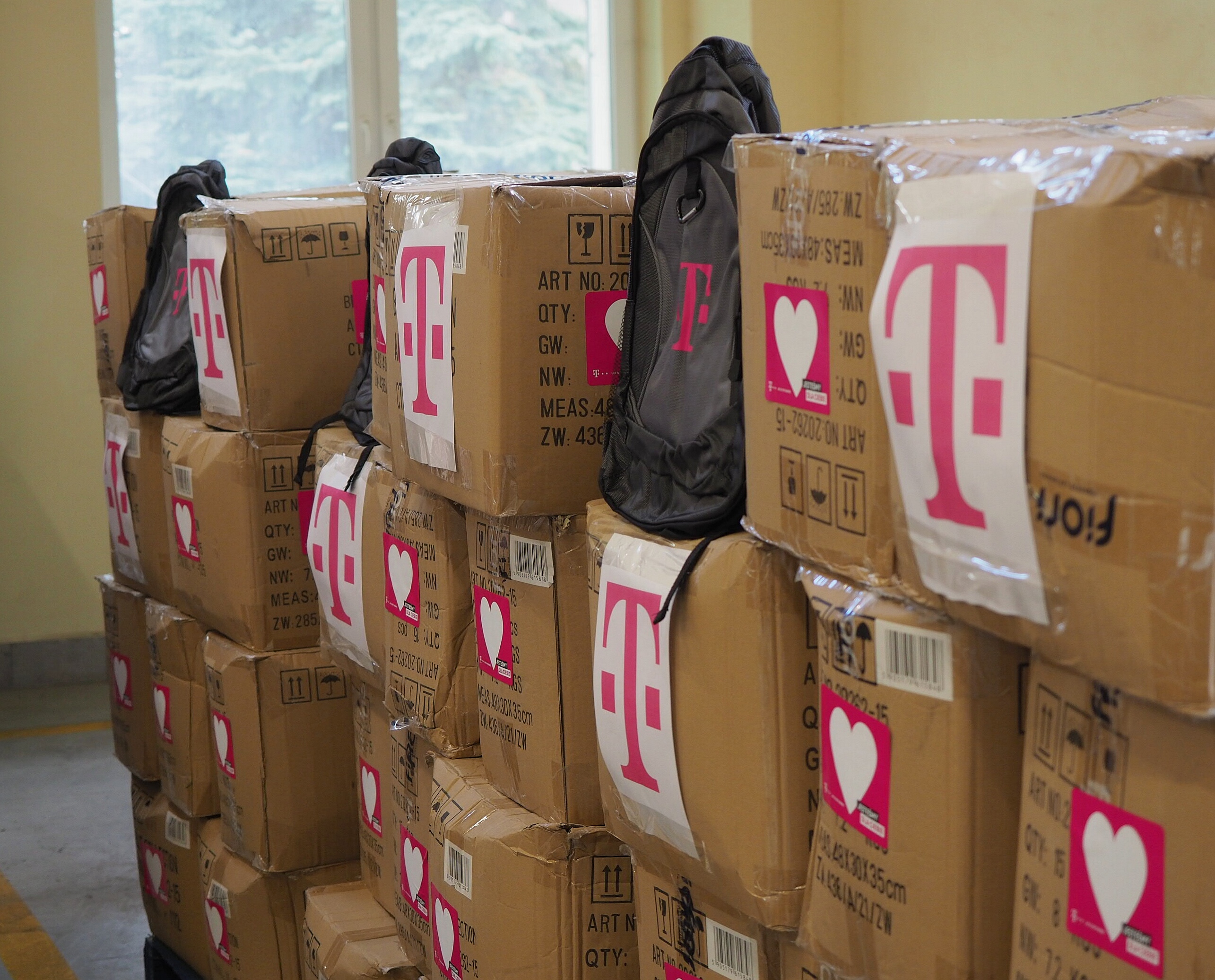 Sieć T-Mobile przekazała 2 tys. plecaków dla ukraińskich dzieci w Lublinie (zdjęcia)