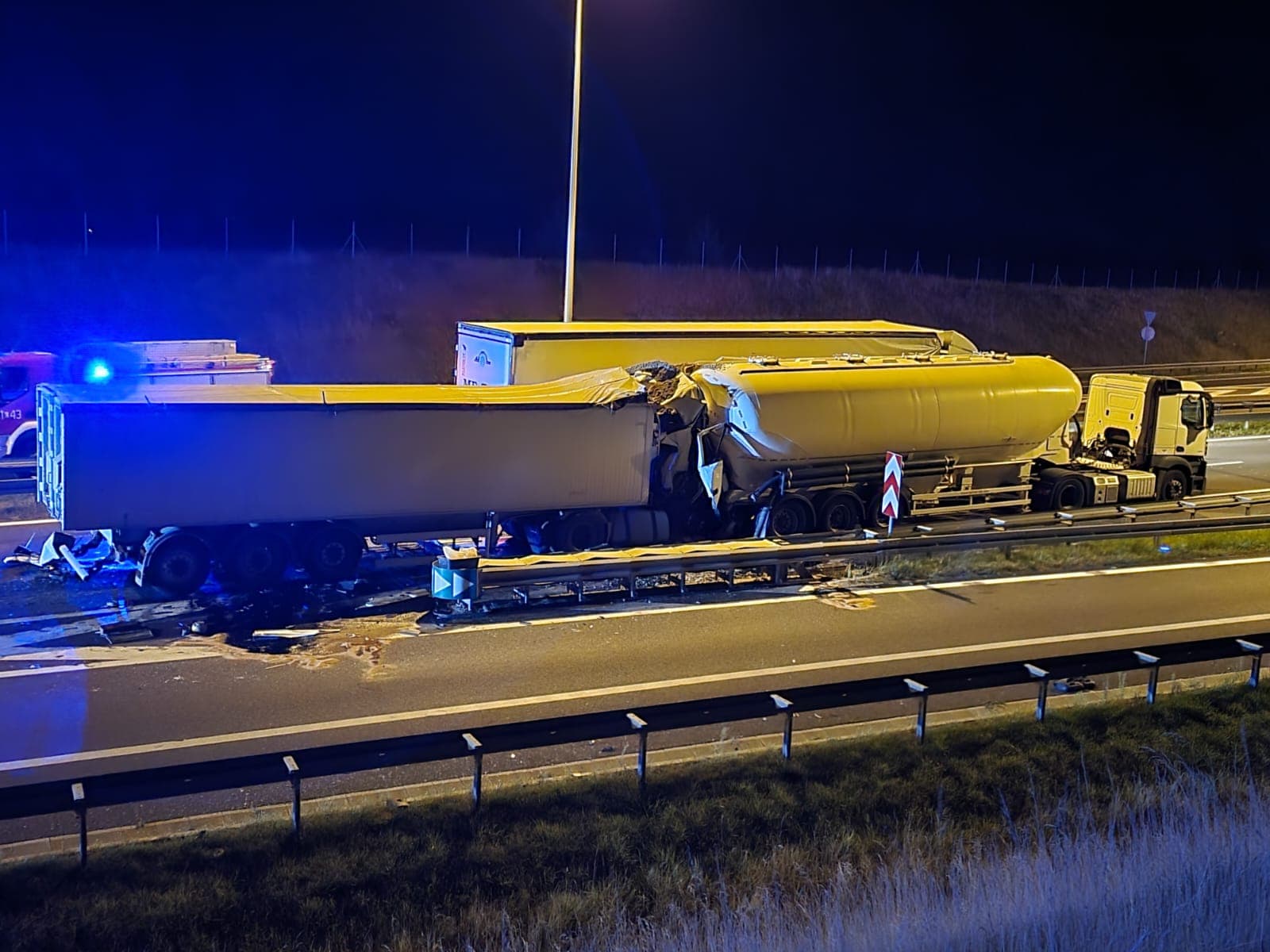 Zderzenie trzech ciężarówek na obwodnicy Lublina. Jedna osoba jest ranna (zdjęcia, wideo)