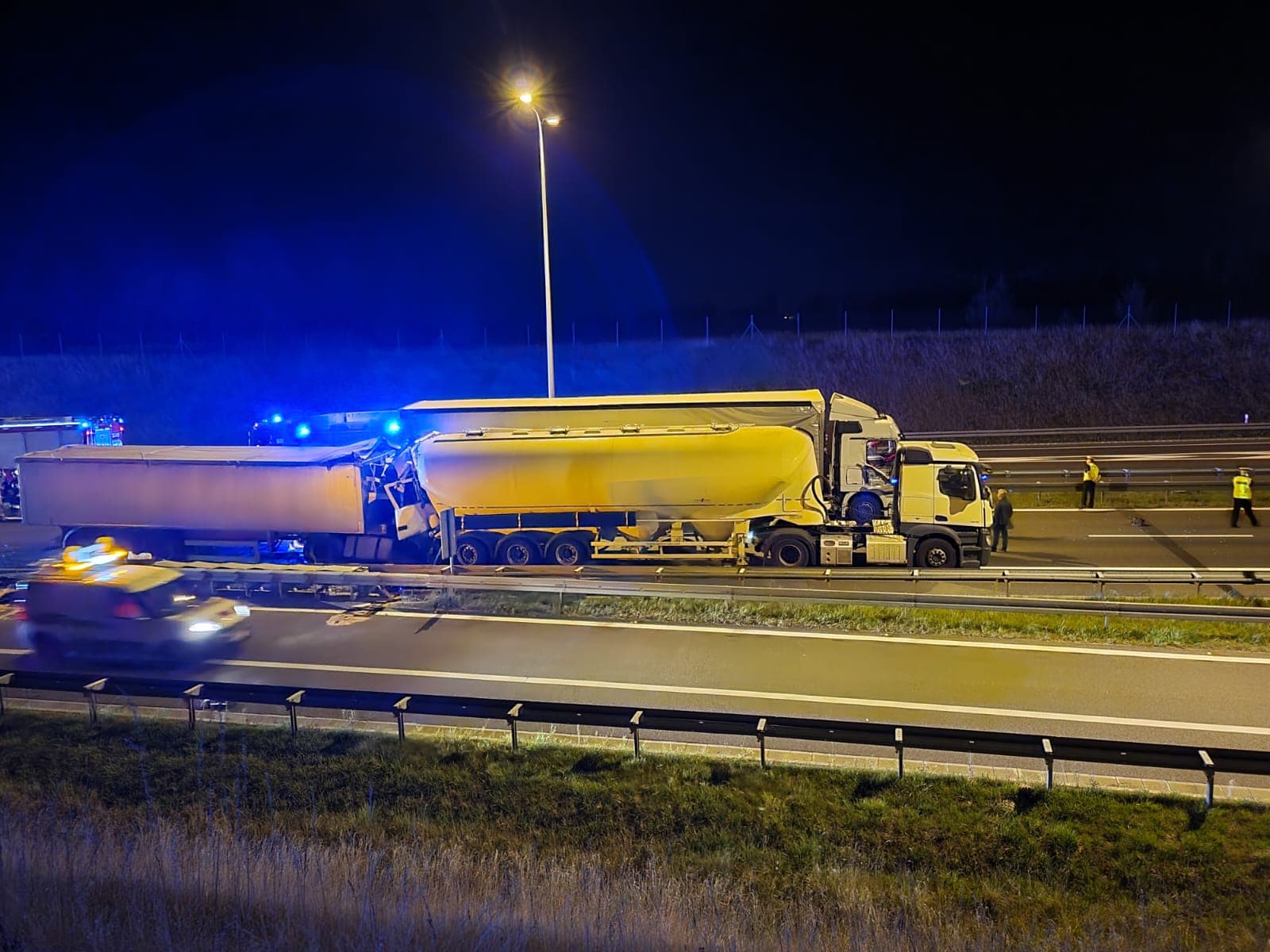 Zderzenie trzech ciężarówek na obwodnicy Lublina. Jedna osoba jest ranna (zdjęcia, wideo)