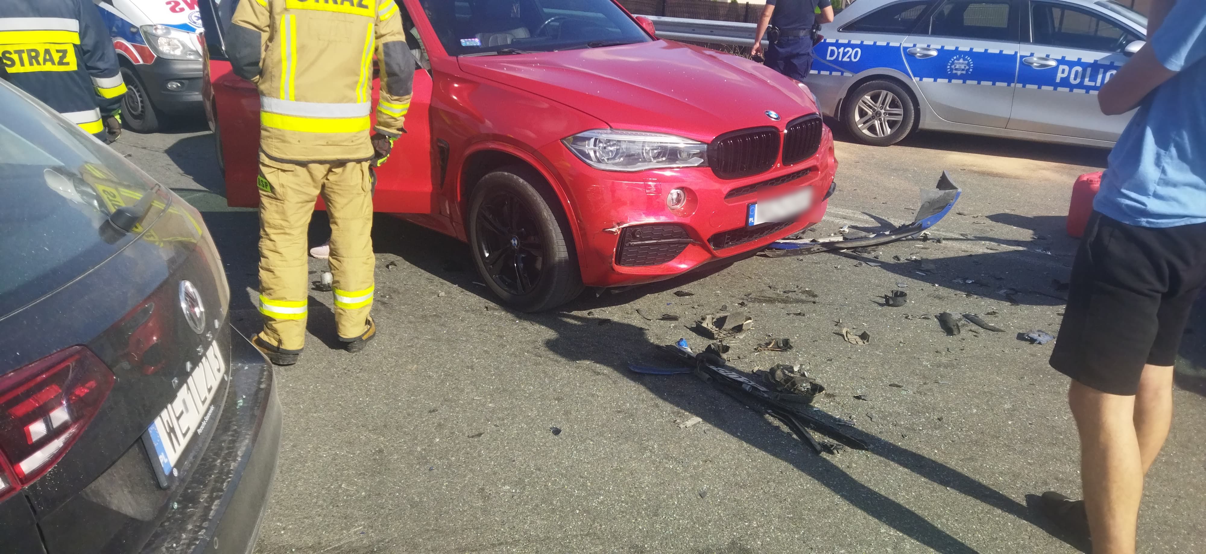 Zderzenie volkswagena, peugeota i BMW na skrzyżowaniu. Jeden z kierowców popełnił poważny błąd (zdjęcia)