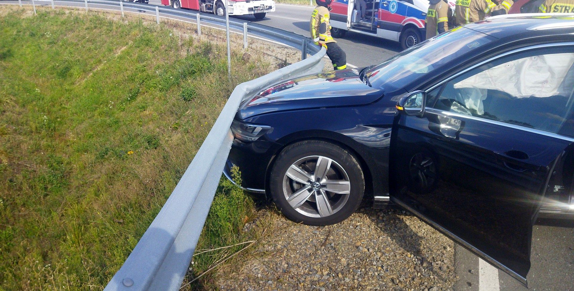Zderzenie volkswagena, peugeota i BMW na skrzyżowaniu. Jeden z kierowców popełnił poważny błąd (zdjęcia)