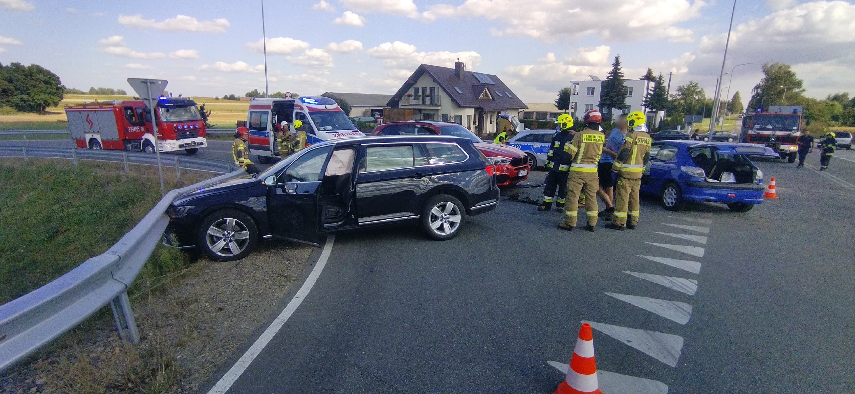 Zderzenie volkswagena, peugeota i BMW na skrzyżowaniu. Jeden z kierowców popełnił poważny błąd (zdjęcia)