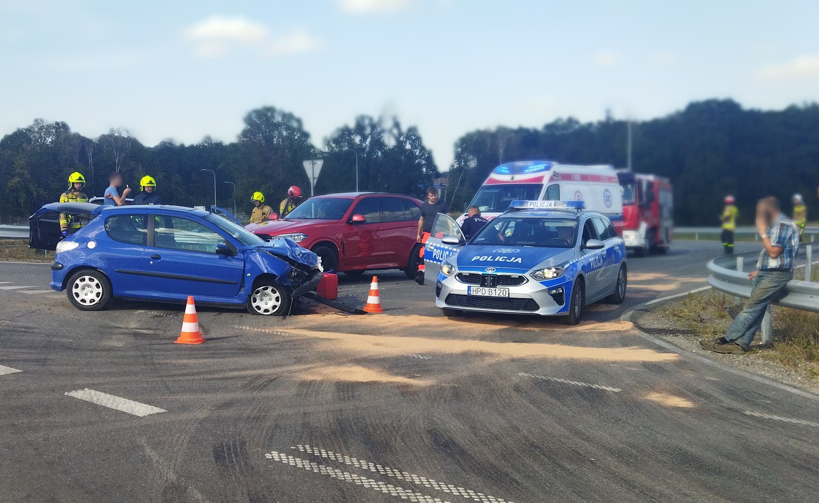 Zderzenie volkswagena, peugeota i BMW na skrzyżowaniu. Jeden z kierowców popełnił poważny błąd (zdjęcia)