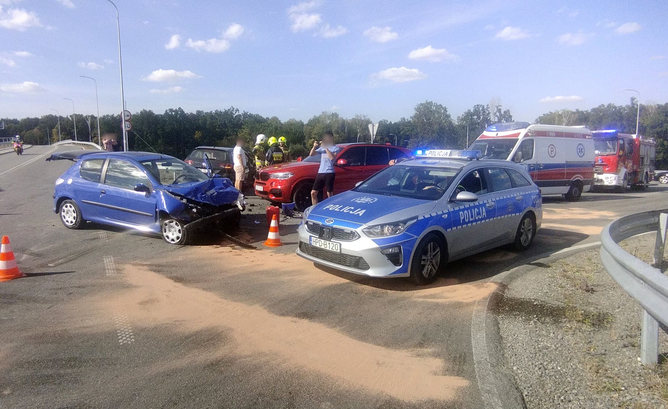 Zderzenie volkswagena, peugeota i BMW na skrzyżowaniu. Jeden z kierowców popełnił poważny błąd (zdjęcia)