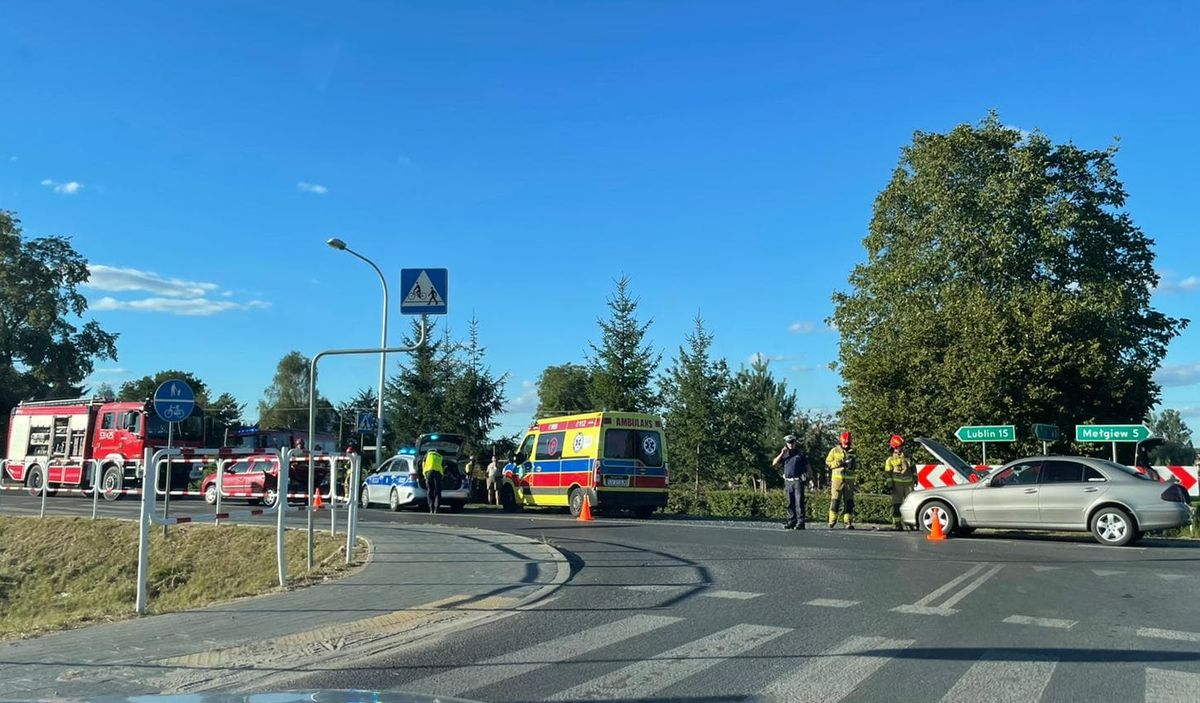 Mercedes staranował renaulta. Trwa akcja służb ratunkowych (zdjęcia)