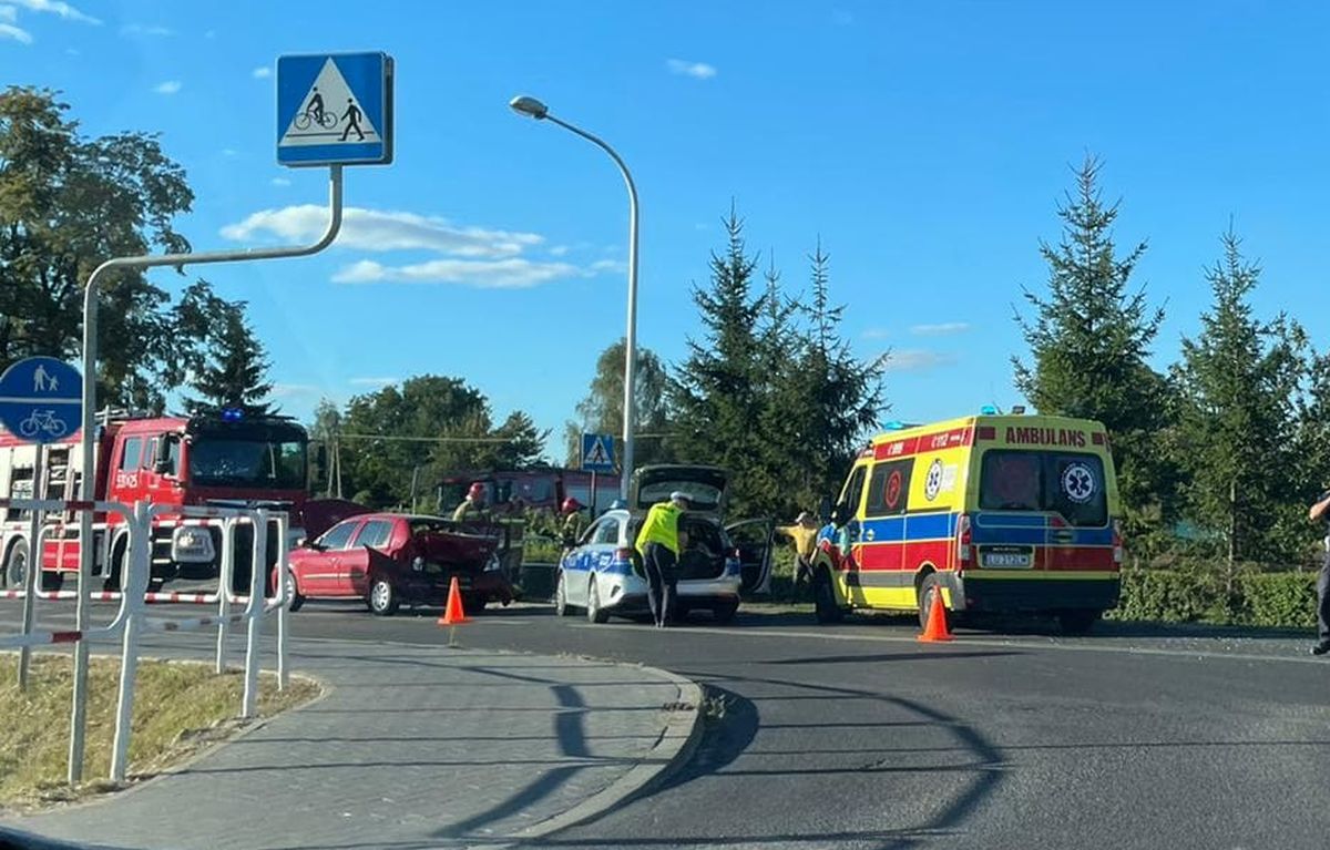 Mercedes staranował renaulta. Trwa akcja służb ratunkowych (zdjęcia)