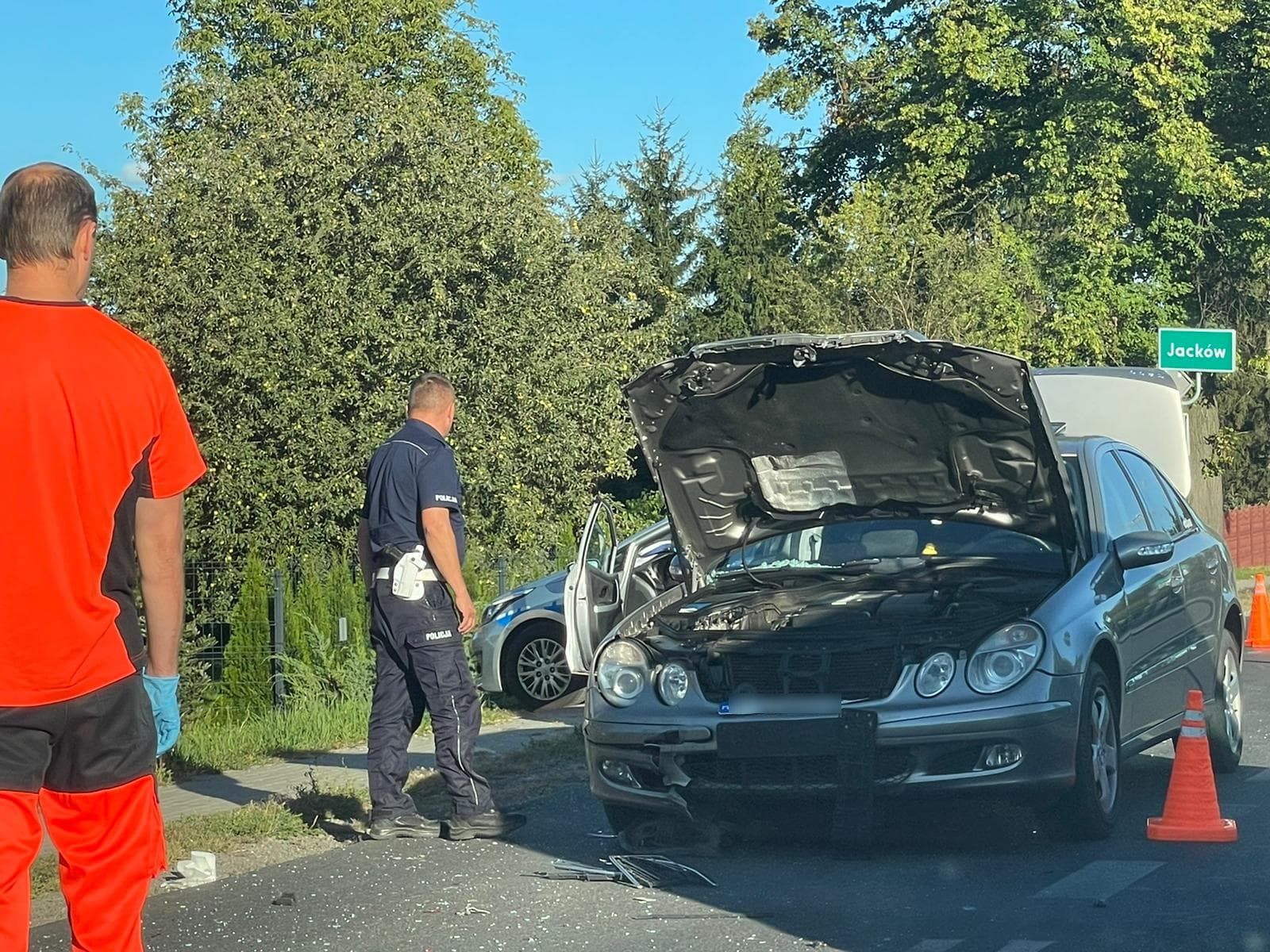 Mercedes staranował renaulta. Trwa akcja służb ratunkowych (zdjęcia)