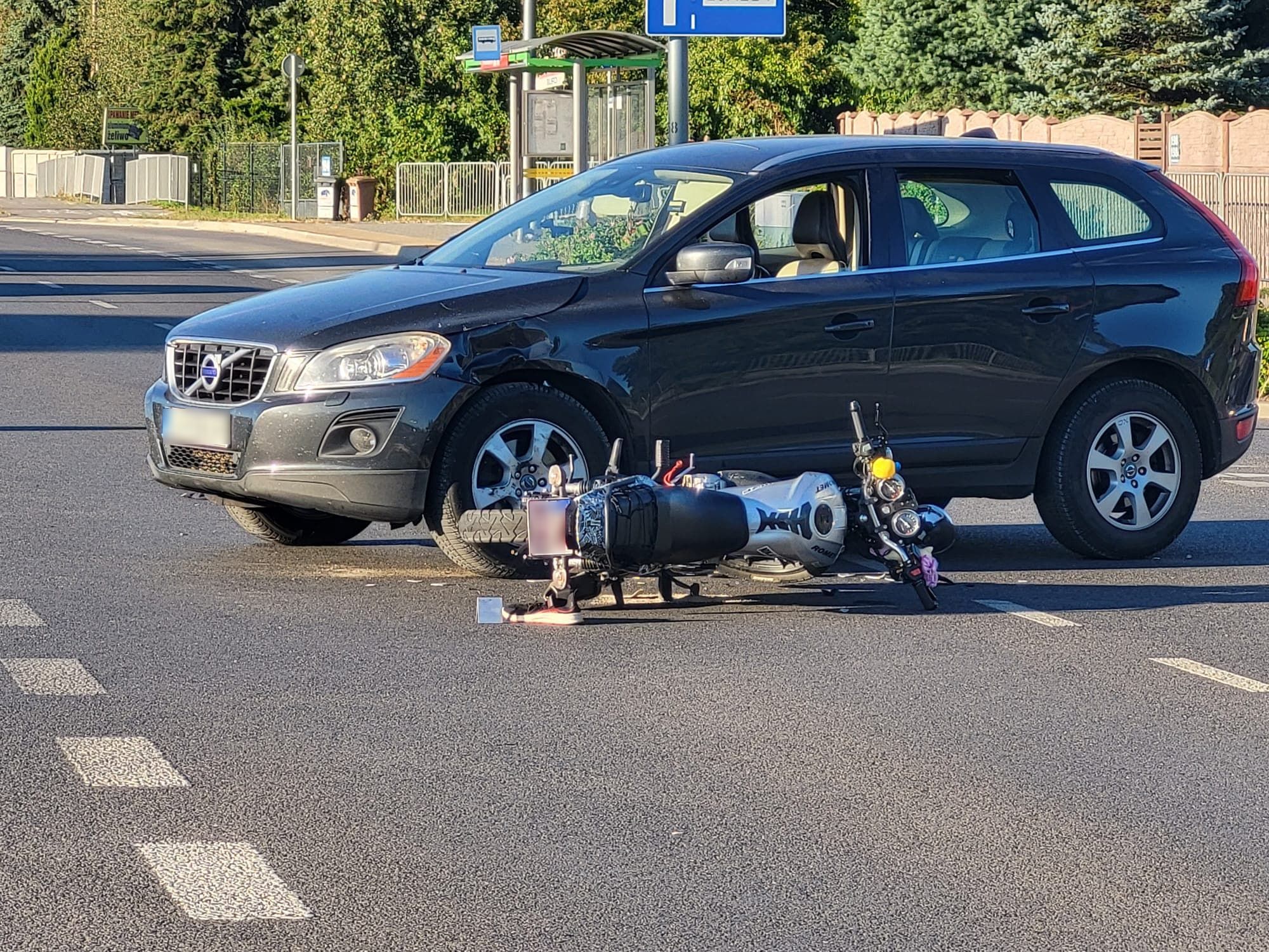 Zderzenie motocykla z pojazdem osobowym. Utrudnienia w ruchu na ul. Abramowickiej (zdjęcia)