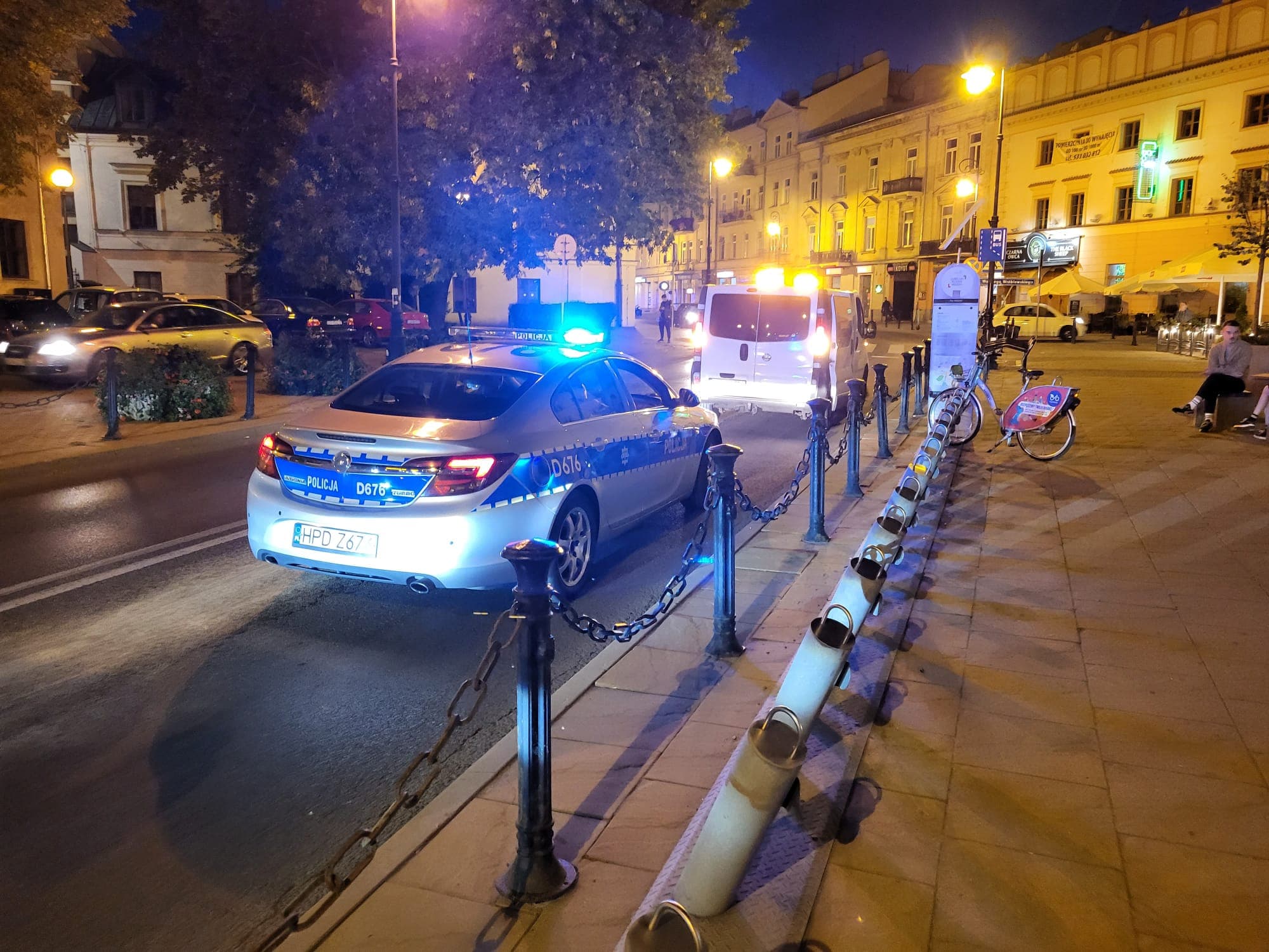 Rozlane paliwo na kilkuset metrach ulicy. Motocyklista upadł na jezdnię, trafił do szpitala (zdjęcia)