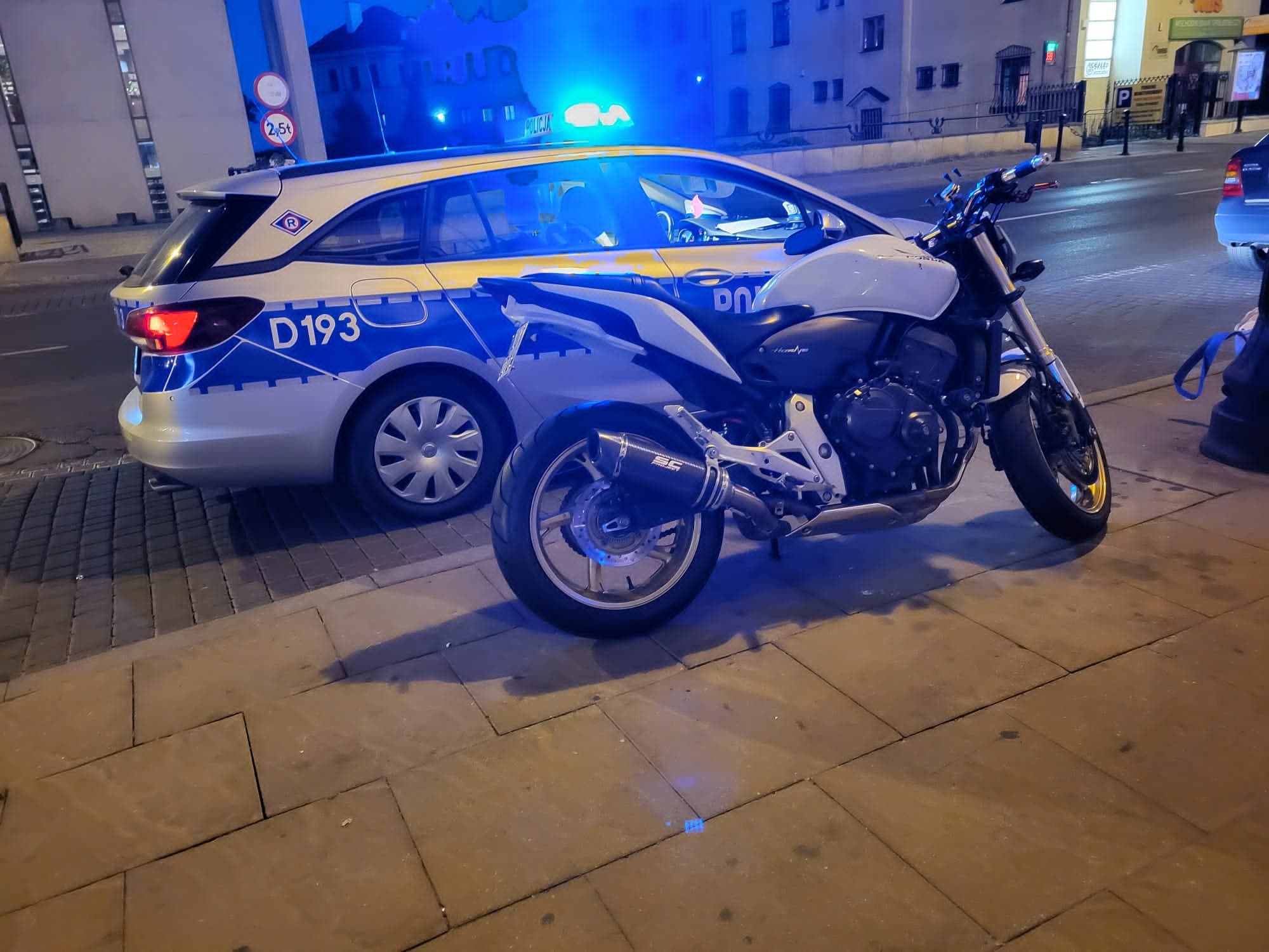 Rozlane paliwo na kilkuset metrach ulicy. Motocyklista upadł na jezdnię, trafił do szpitala (zdjęcia)