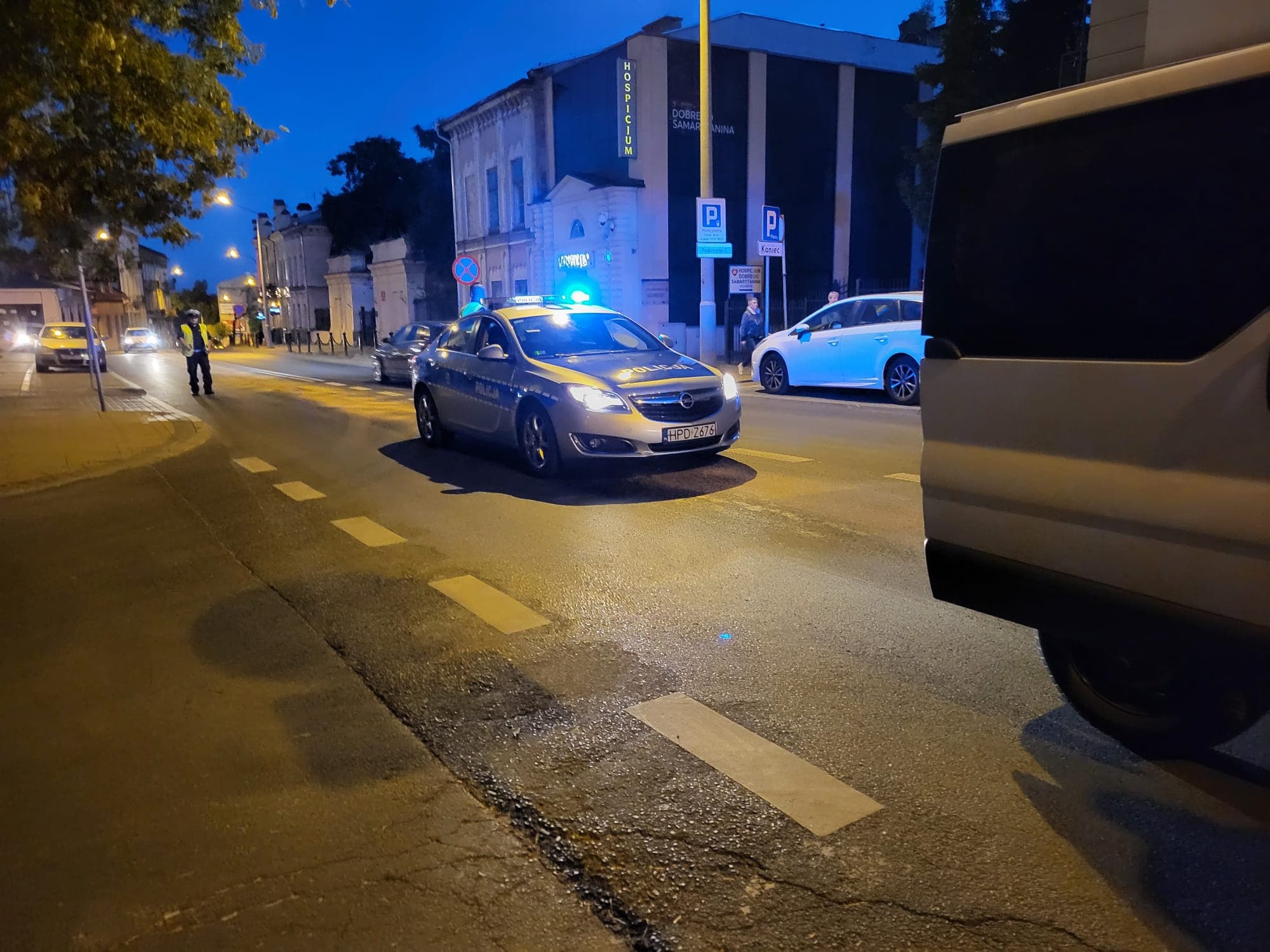 Rozlane paliwo na kilkuset metrach ulicy. Motocyklista upadł na jezdnię, trafił do szpitala (zdjęcia)
