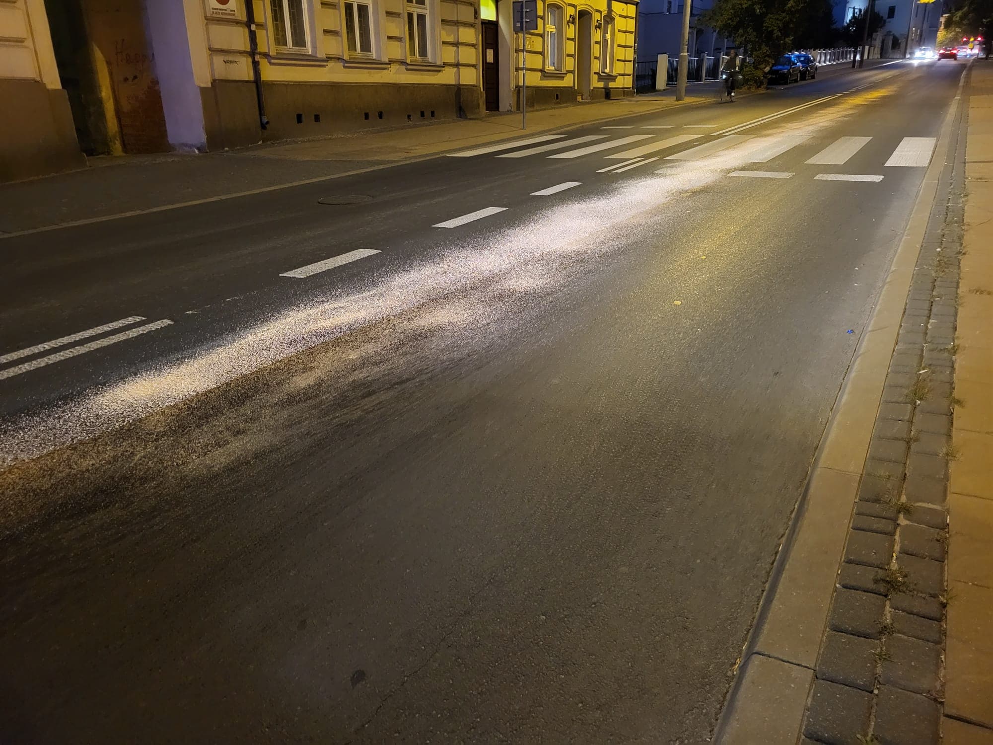 Rozlane paliwo na kilkuset metrach ulicy. Motocyklista upadł na jezdnię, trafił do szpitala (zdjęcia)