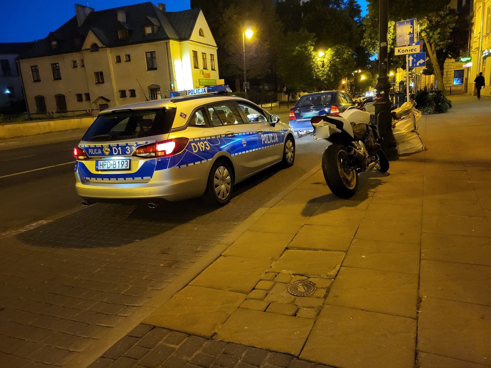 Rozlane paliwo na kilkuset metrach ulicy. Motocyklista upadł na jezdnię, trafił do szpitala (zdjęcia)