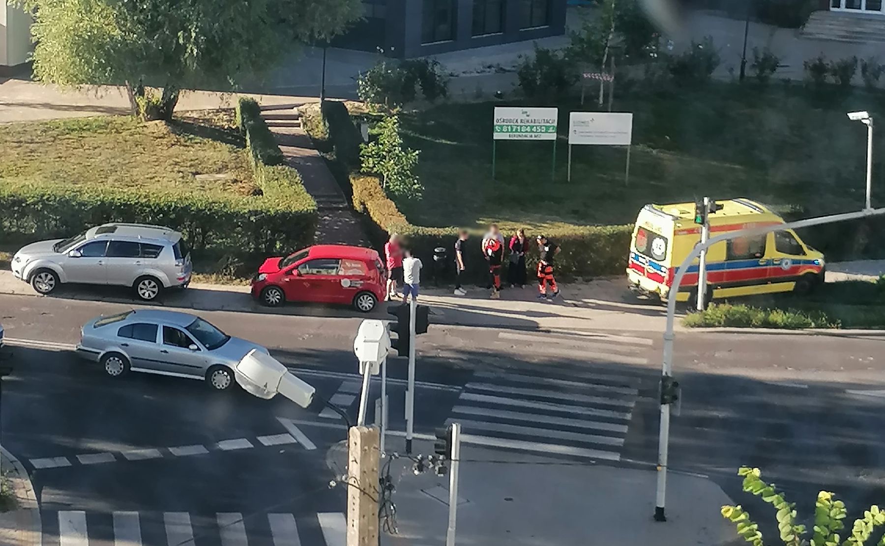 Skoda zderzyła się z mitsubishi. Jedna osoba trafiła do szpitala (zdjęcia)