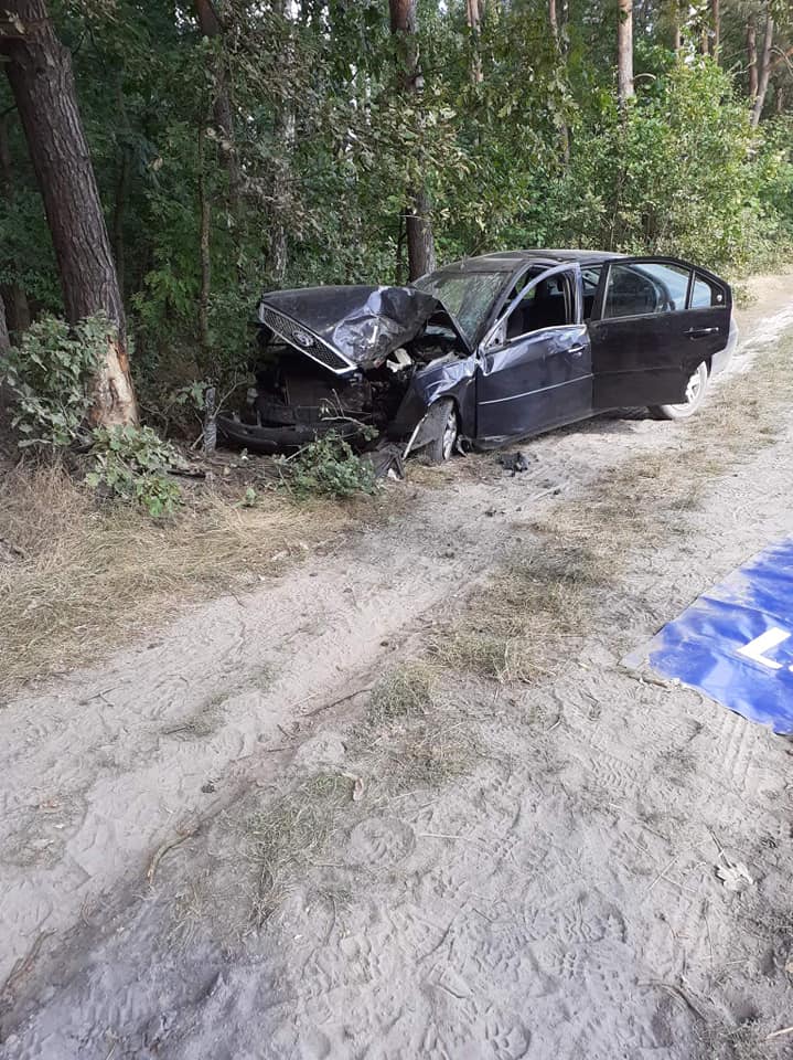 Kierowca źle się poczuł w trakcie jazdy. Ford przejechał po polu i uderzył w drzewo (zdjęcia)