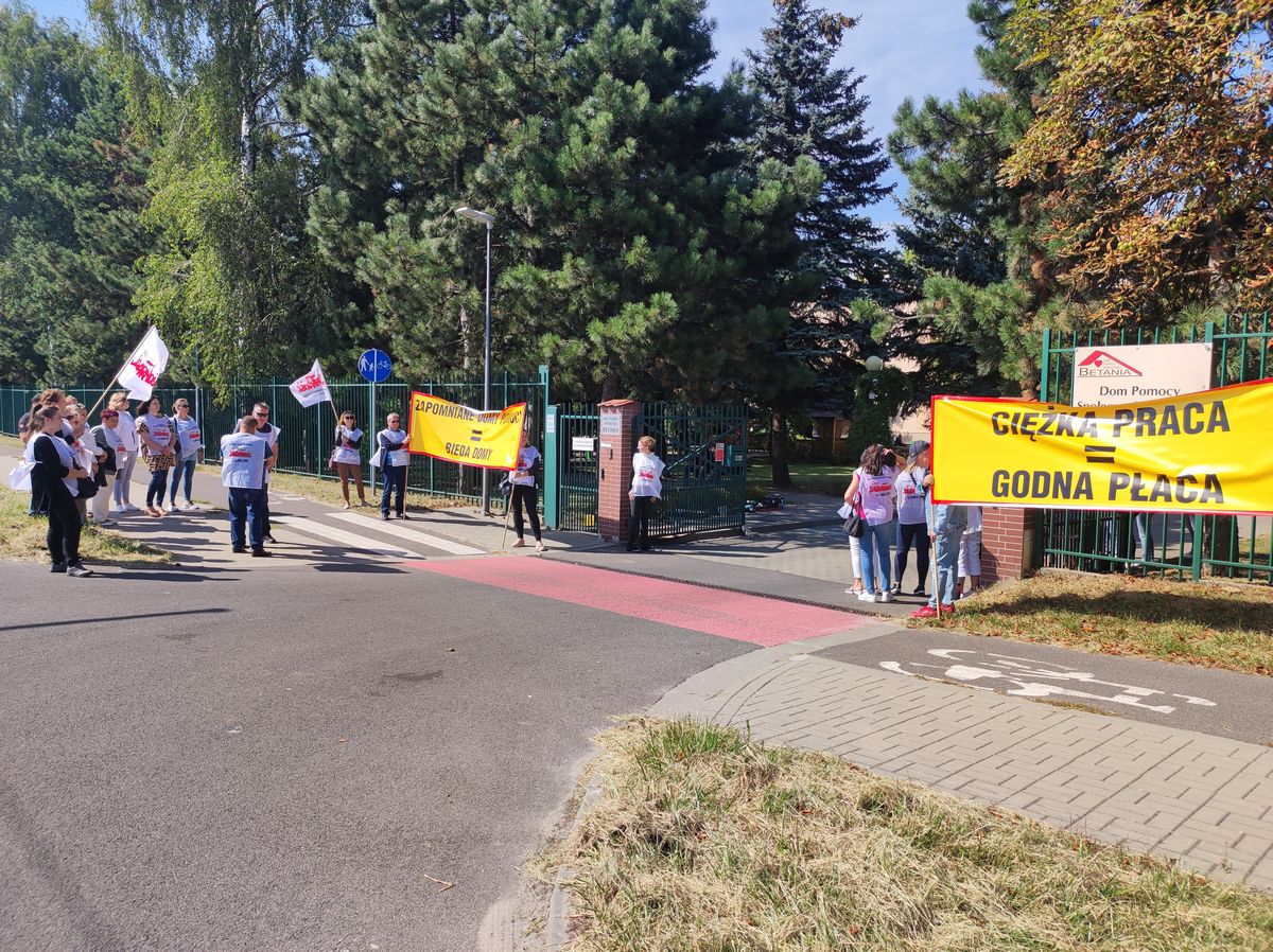 Cały czas walczą o godne płace. Pracownicy DPS-ów protestowali u siebie i w ratuszu (zdjęcia, wideo)