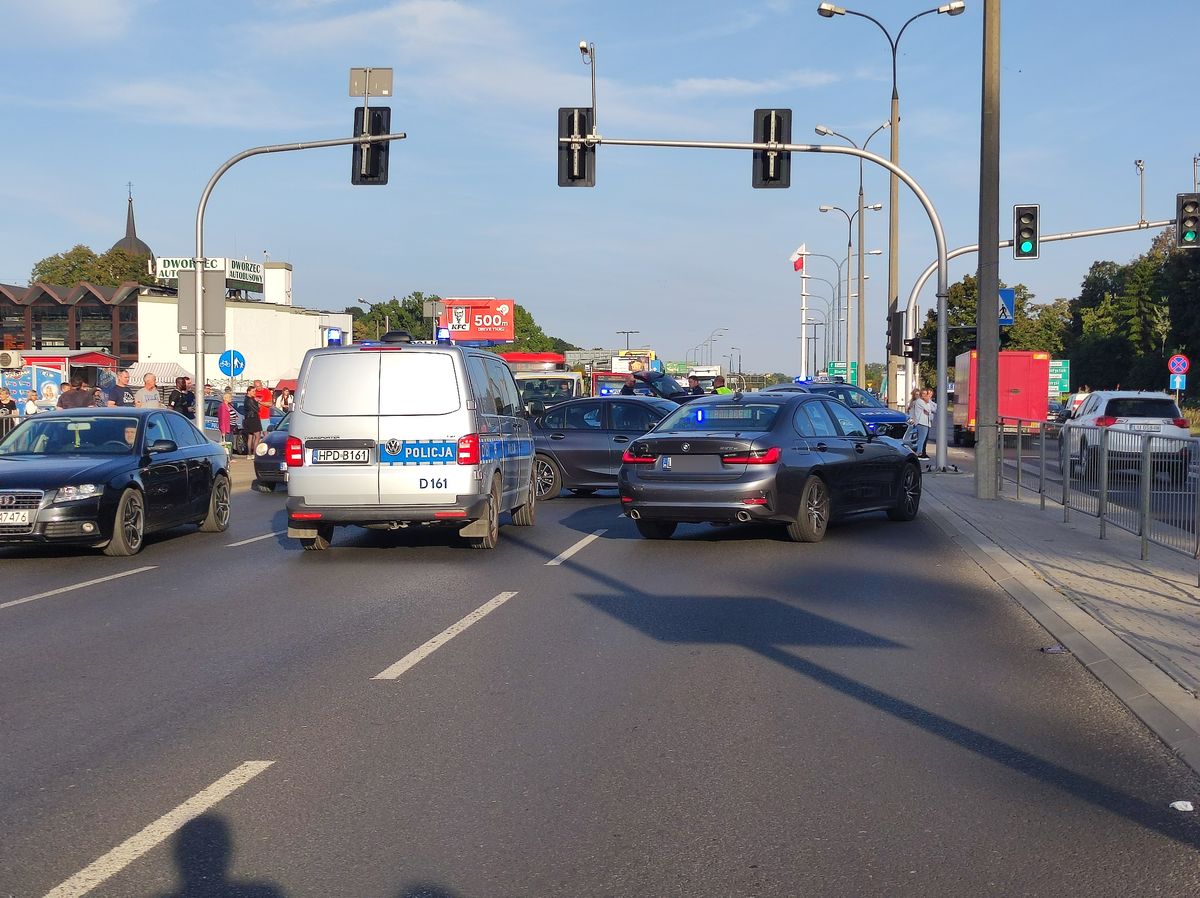 Pościg policji za volkswagenem. Kierujący uciekał pod prąd, na koniec skopał radiowóz (zdjęcia, wideo)