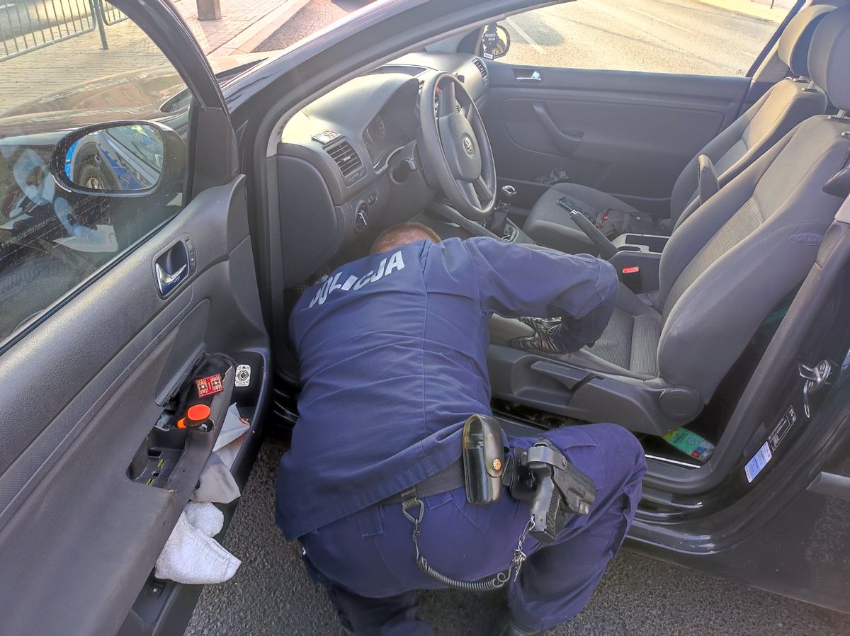 Pościg policji za volkswagenem. Kierujący uciekał pod prąd, na koniec skopał radiowóz (zdjęcia, wideo)