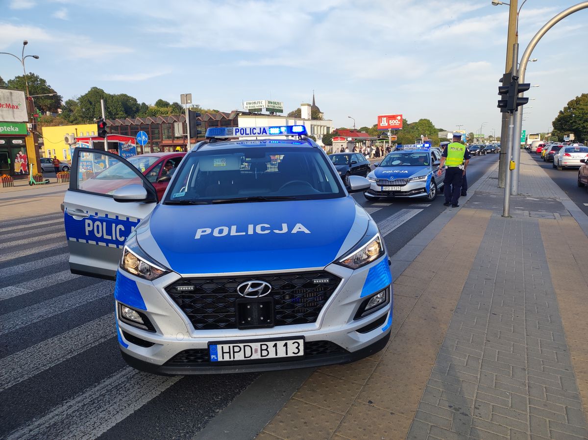 Pościg policji za volkswagenem. Kierujący uciekał pod prąd, na koniec skopał radiowóz (zdjęcia, wideo)