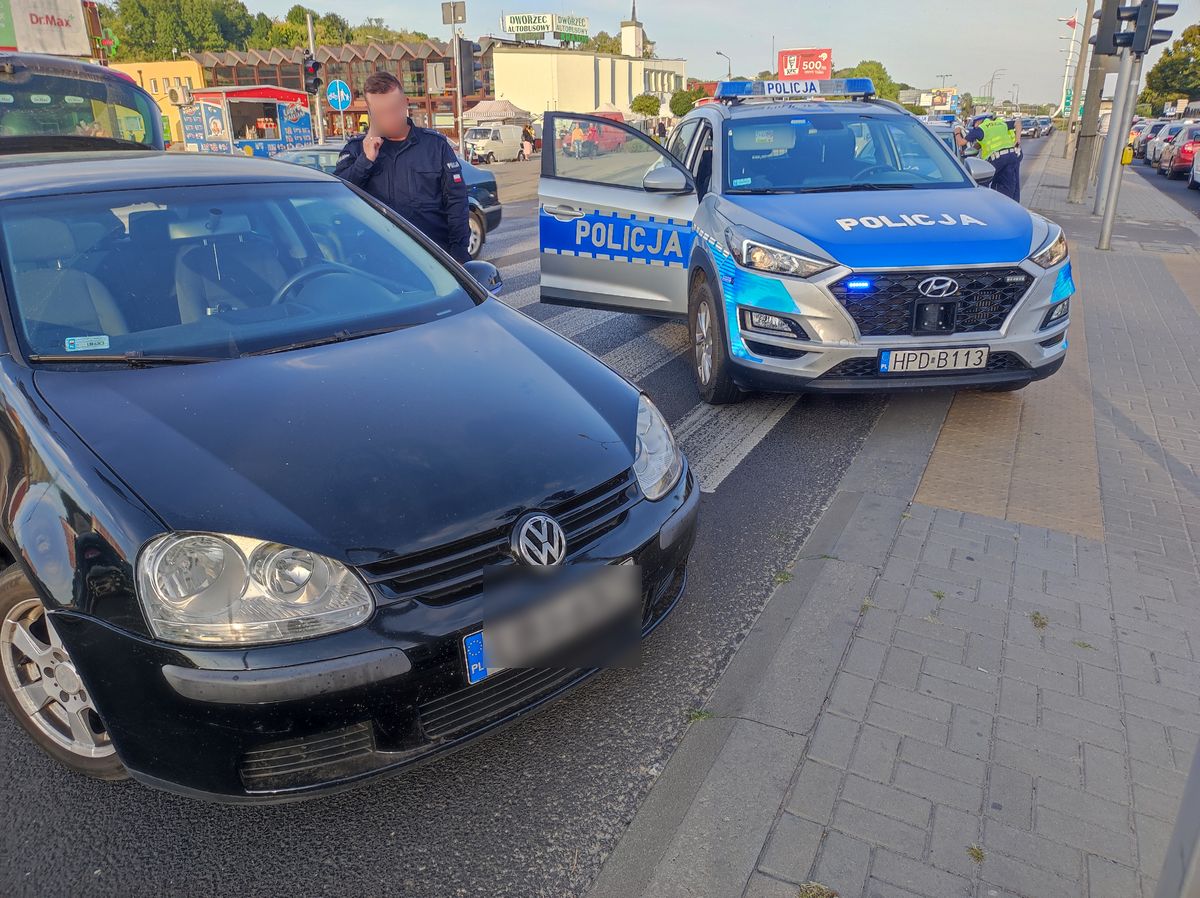 Pościg policji za volkswagenem. Kierujący uciekał pod prąd, na koniec skopał radiowóz (zdjęcia, wideo)