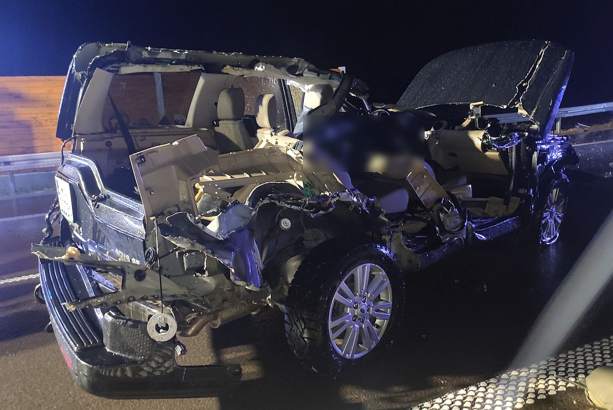 Tragiczny wypadek na ekspresówce. Po zderzeniu z ciężarówką land rover rozpadł się na części (zdjęcia)
