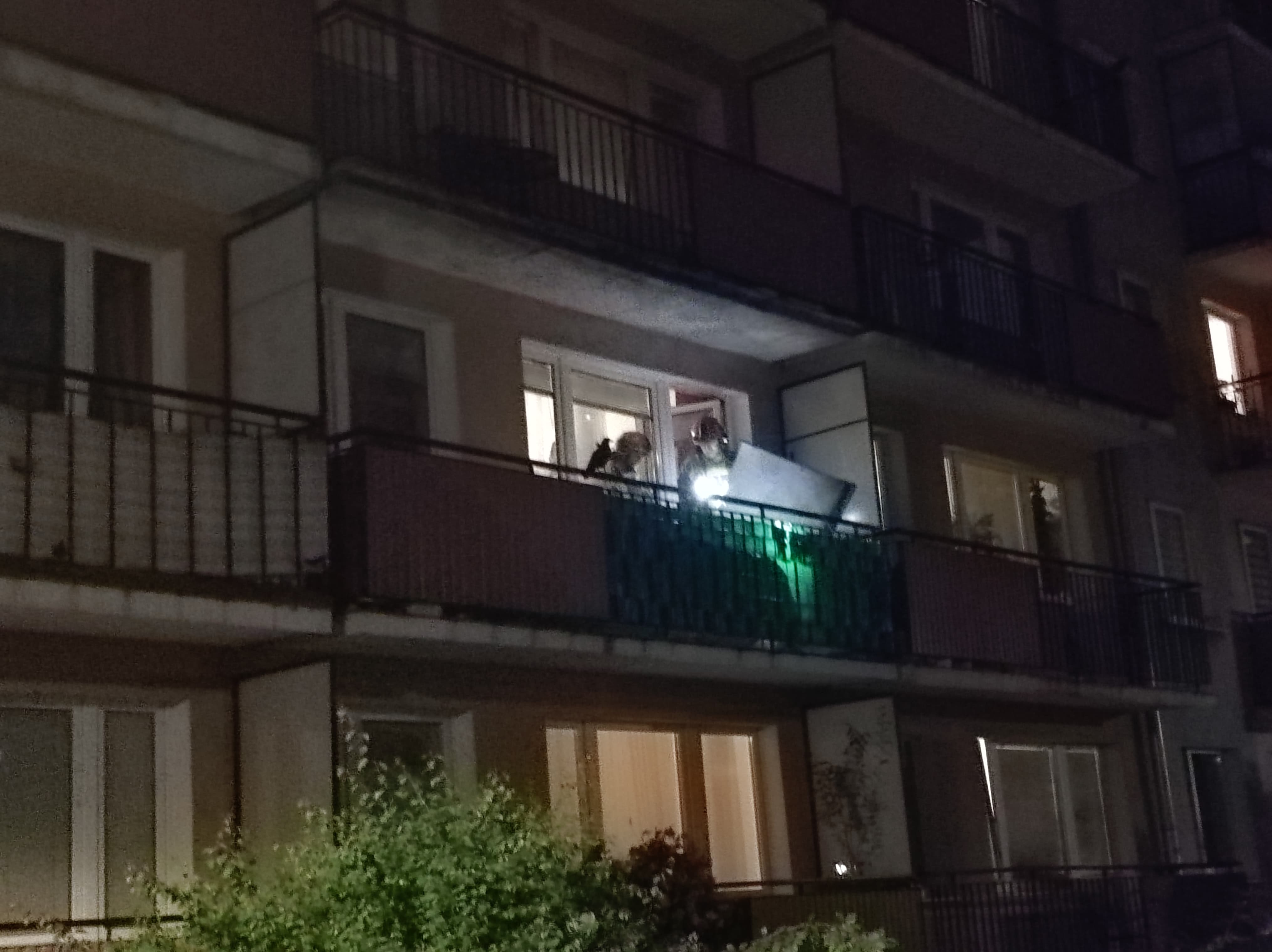 Służby ratunkowe zostały zaalarmowane o oberwanym balkonie. Okazało się, że odpadł jedynie tynk (zdjęcia)