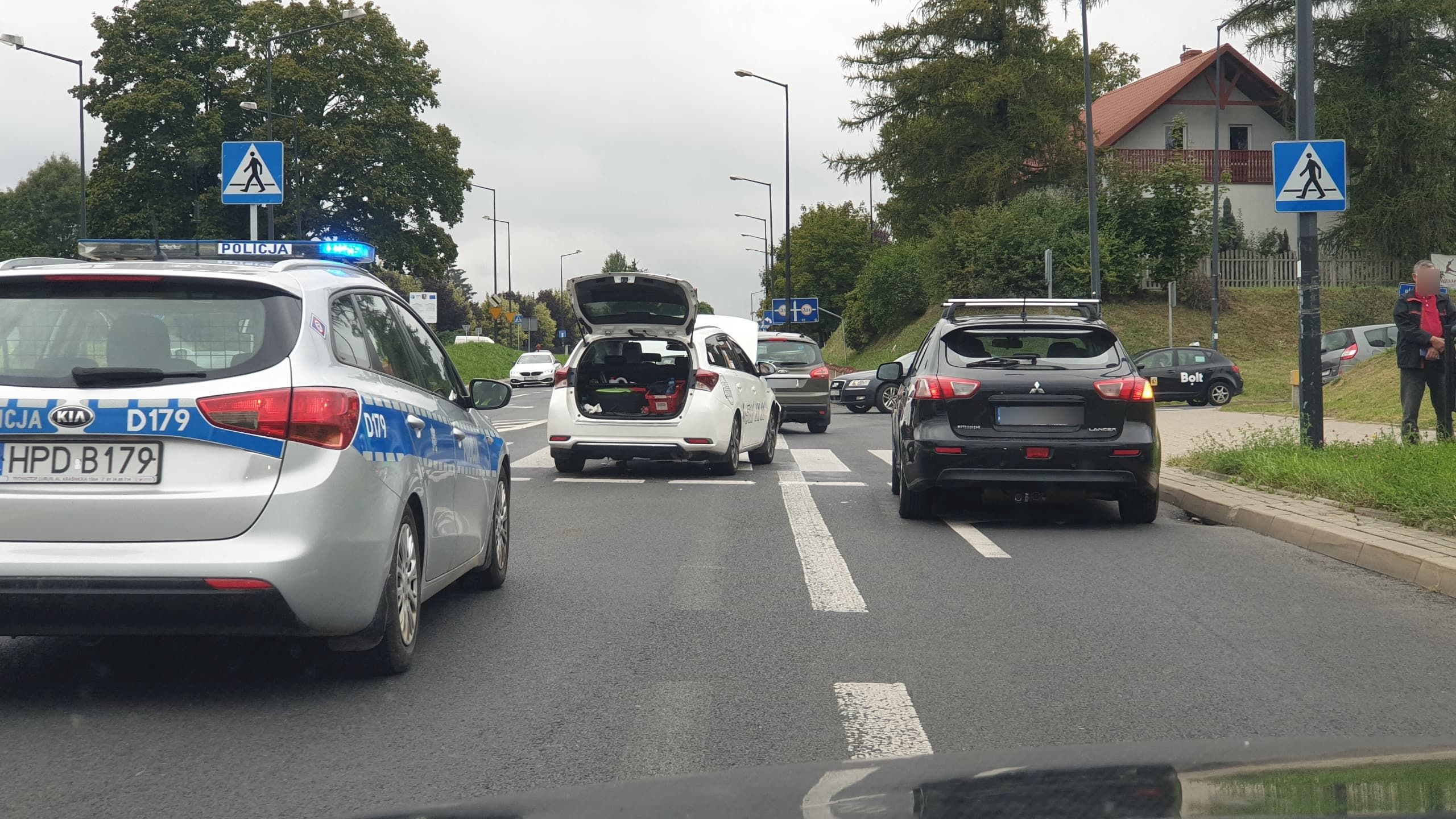 Jeden zatrzymał się przed przejściem, drugi nie zdążył. Toyota zderzyła się z renaultem (zdjęcia)