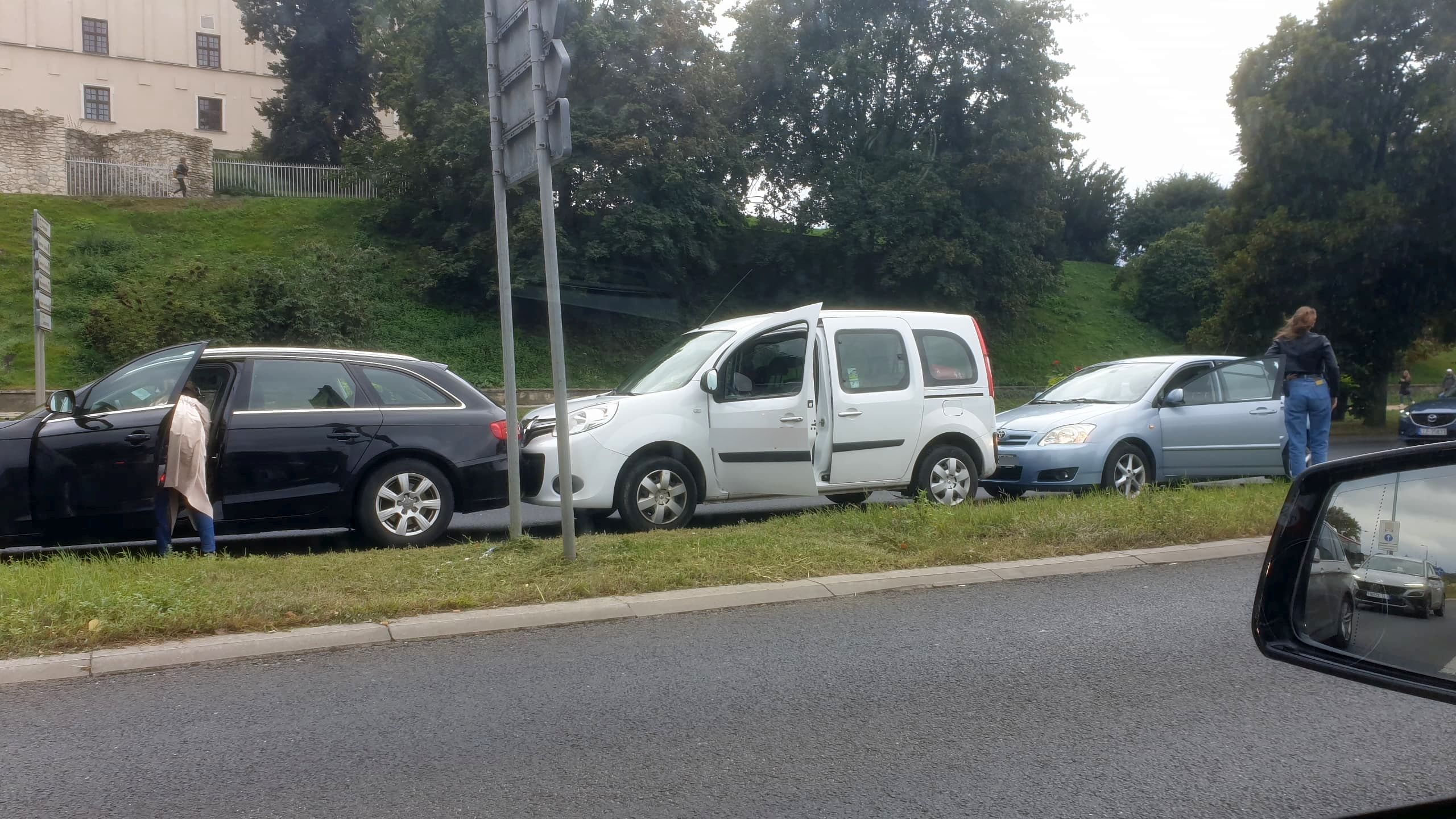 Wjechał w trzy stojące auta i uciekł gubiąc tablicę rejestracyjną. Czekają go teraz spore konsekwencje (zdjęcia)