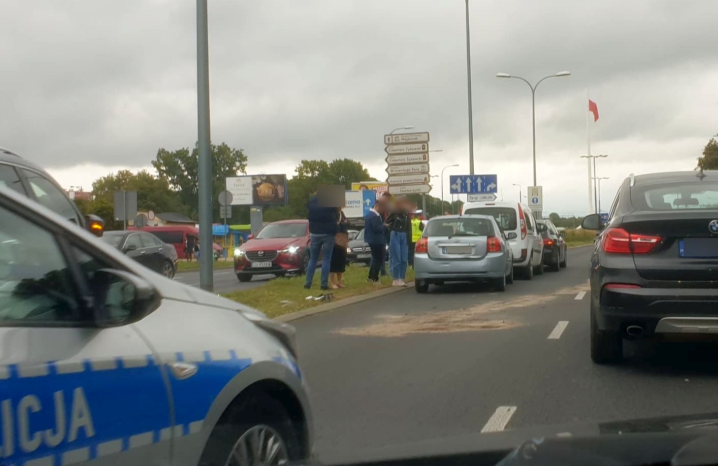 Wjechał w trzy stojące auta i uciekł gubiąc tablicę rejestracyjną. Czekają go teraz spore konsekwencje (zdjęcia)