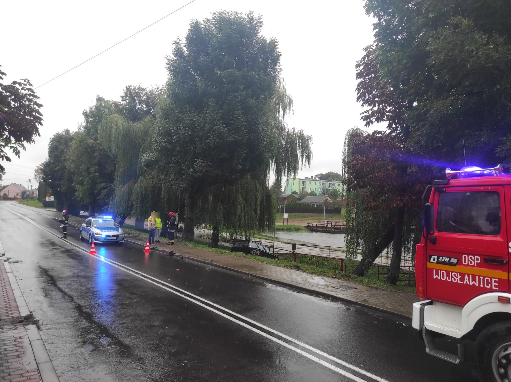 Jeep wypadł z drogi. Barierki zatrzymały auto przed wpadnięciem do stawu (zdjęcia)