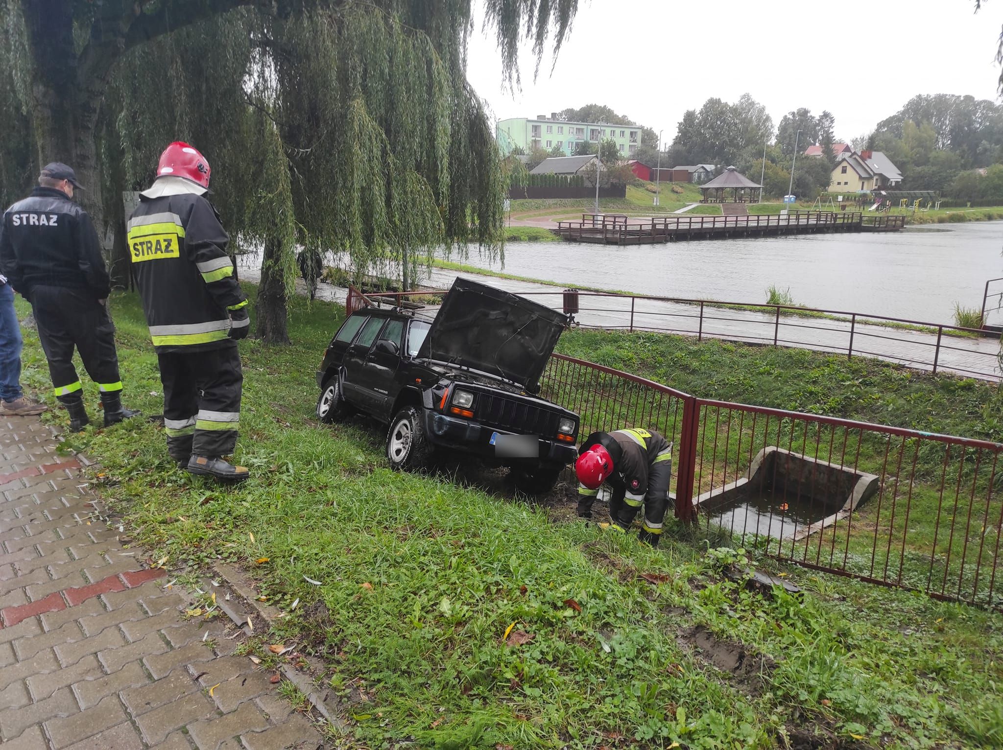 Jeep wypadł z drogi. Barierki zatrzymały auto przed wpadnięciem do stawu (zdjęcia)