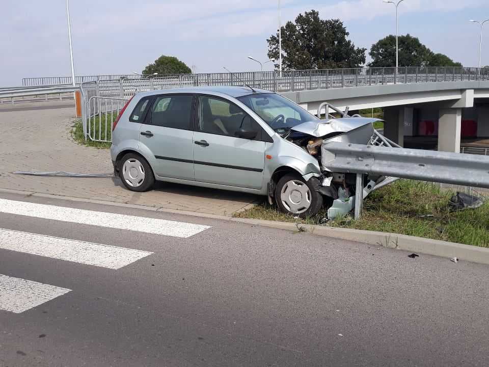 Wyjeżdżała z centrum handlowego, źle się poczuła. Ford wbił się w bariery (zdjęcia)