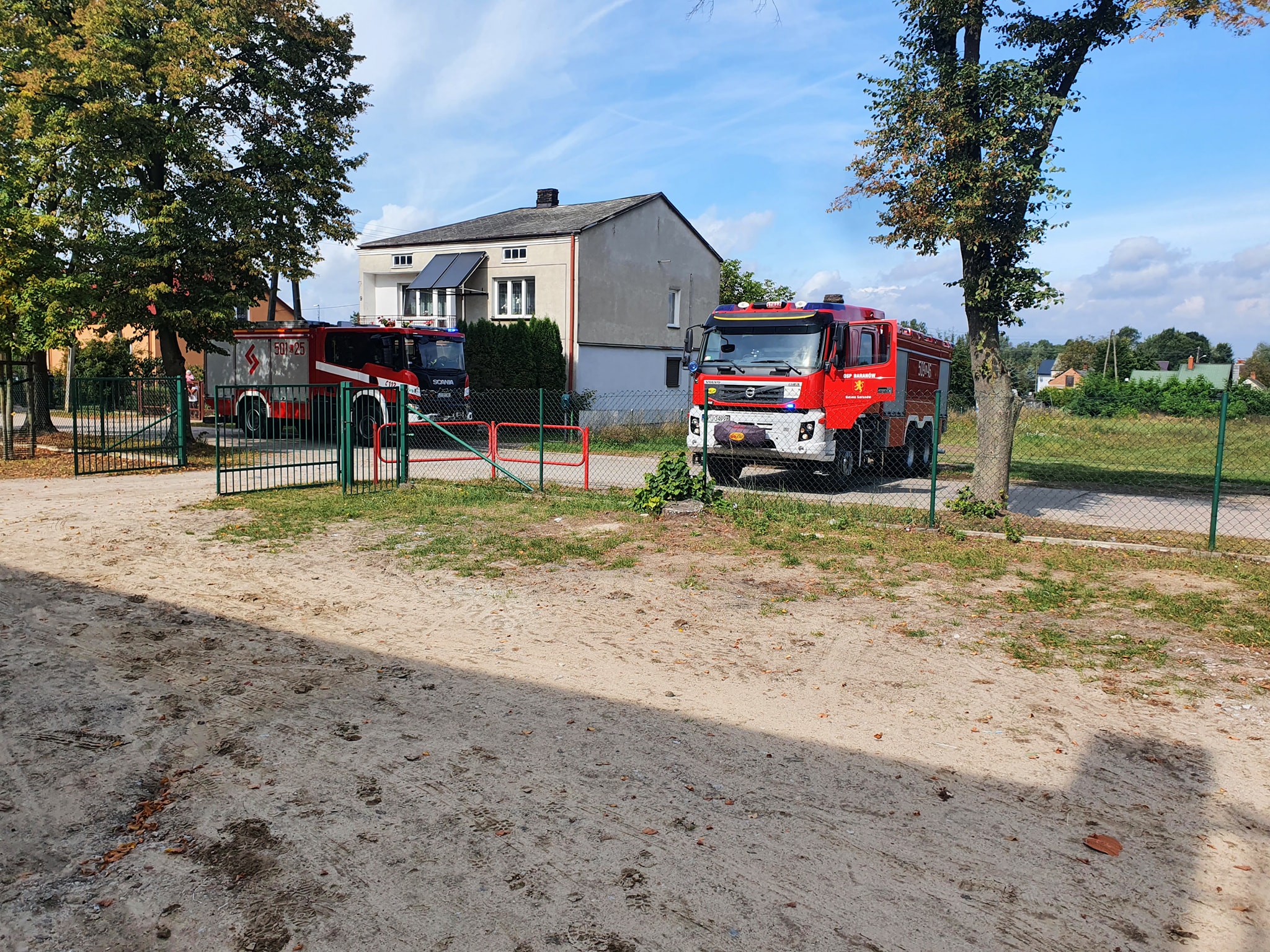 Osy zaatakowały uczennicę podstawówki. Dziewczynkę do szpitala zabrał śmigłowiec LPR (zdjęcia)