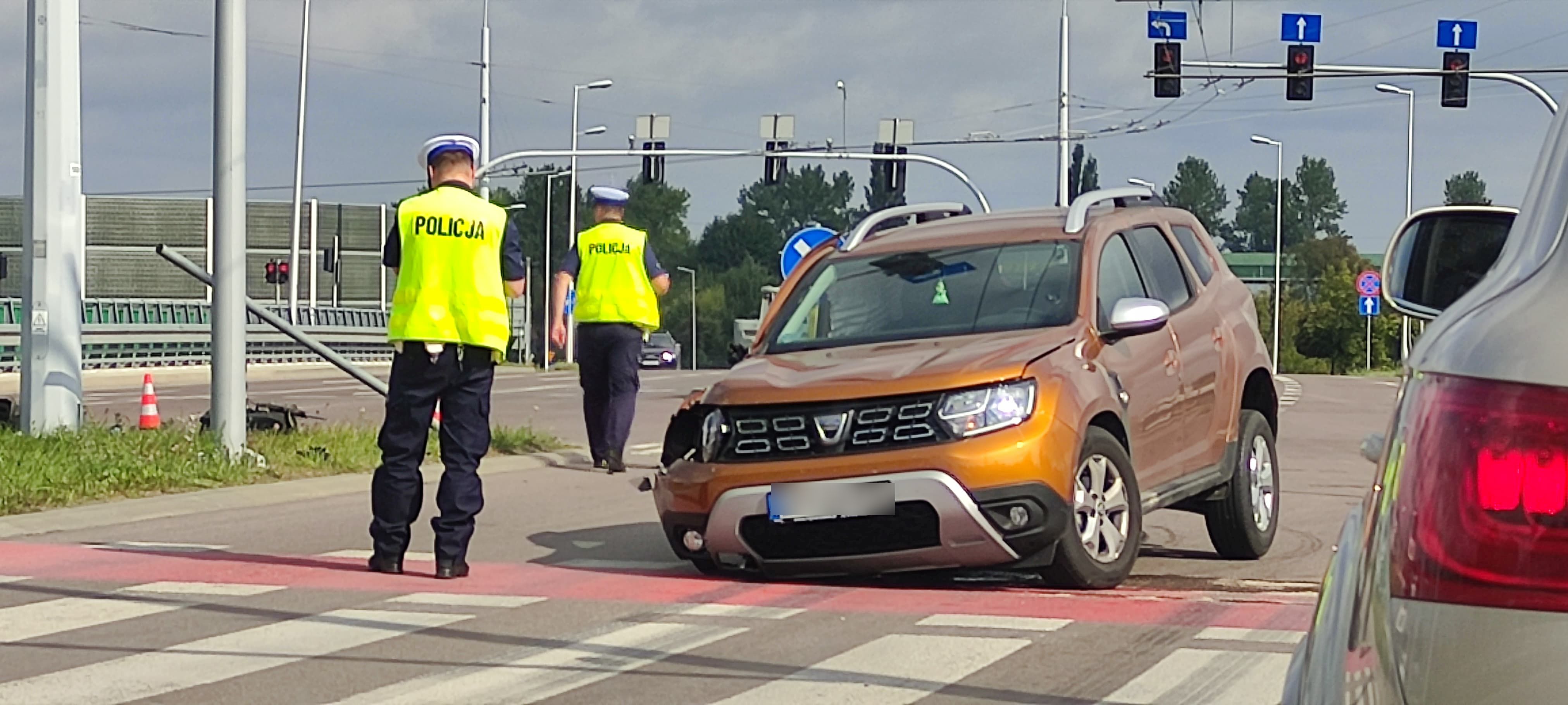 Dacia zderzyła się z hondą, obaj kierowcy zapewniali, że mieli zielone. Monitoring pokazał prawdę (zdjęcia)