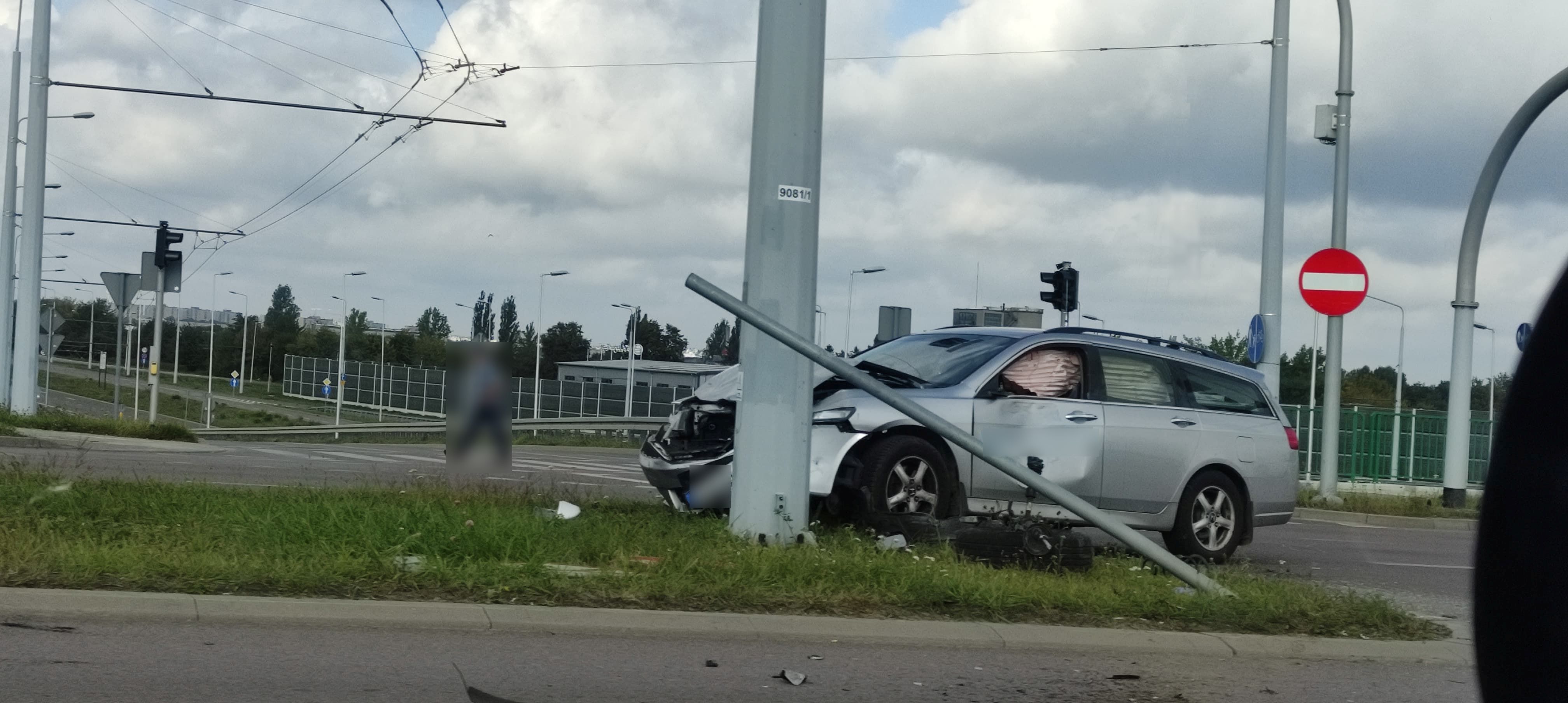 Dacia zderzyła się z hondą, obaj kierowcy zapewniali, że mieli zielone. Monitoring pokazał prawdę (zdjęcia)