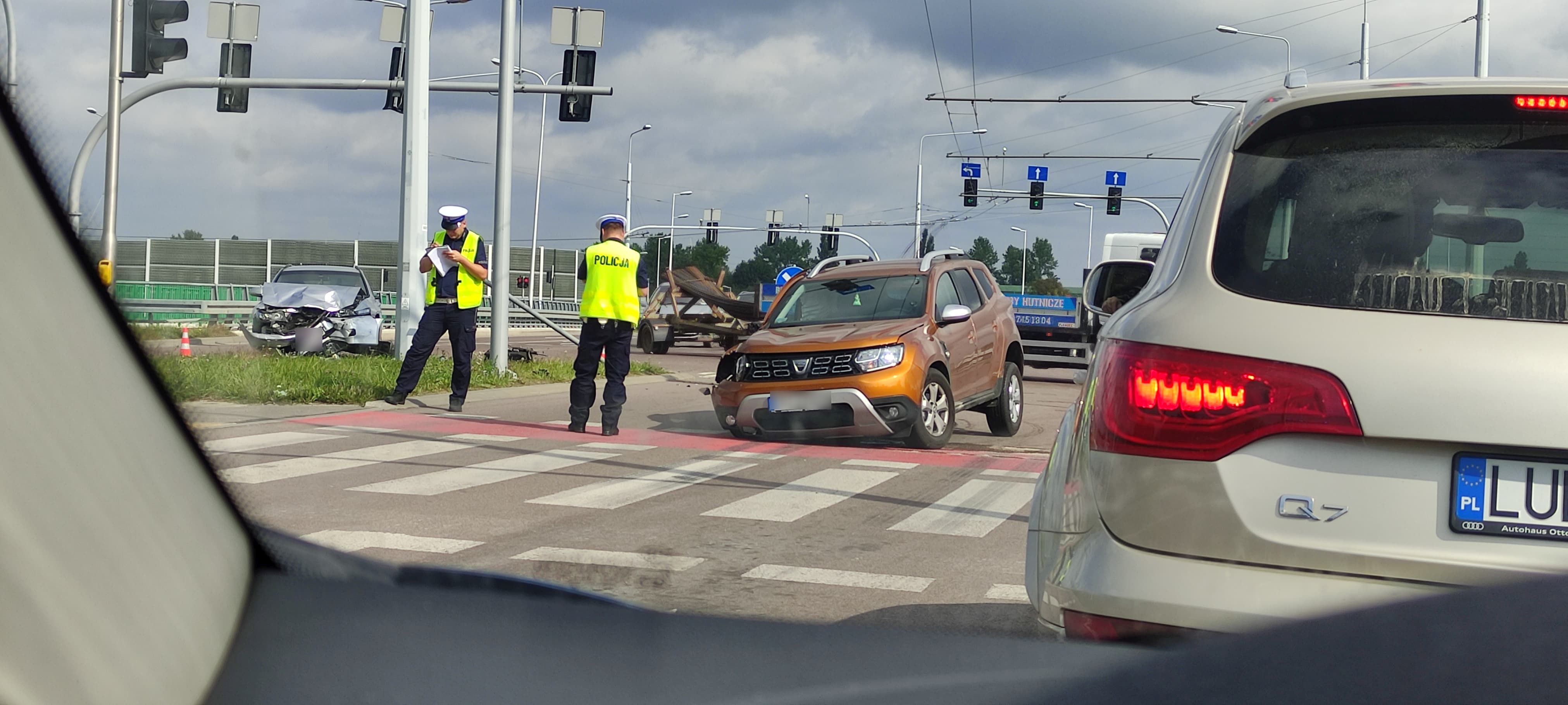 Dacia zderzyła się z hondą, obaj kierowcy zapewniali, że mieli zielone. Monitoring pokazał prawdę (zdjęcia)