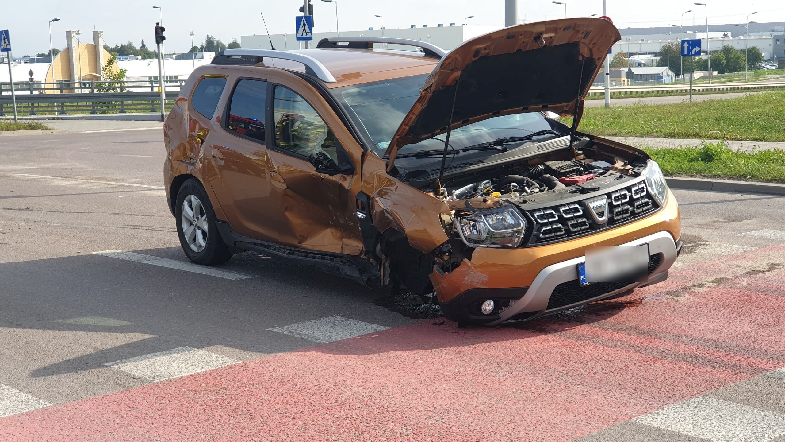 Dacia zderzyła się z hondą, obaj kierowcy zapewniali, że mieli zielone. Monitoring pokazał prawdę (zdjęcia)