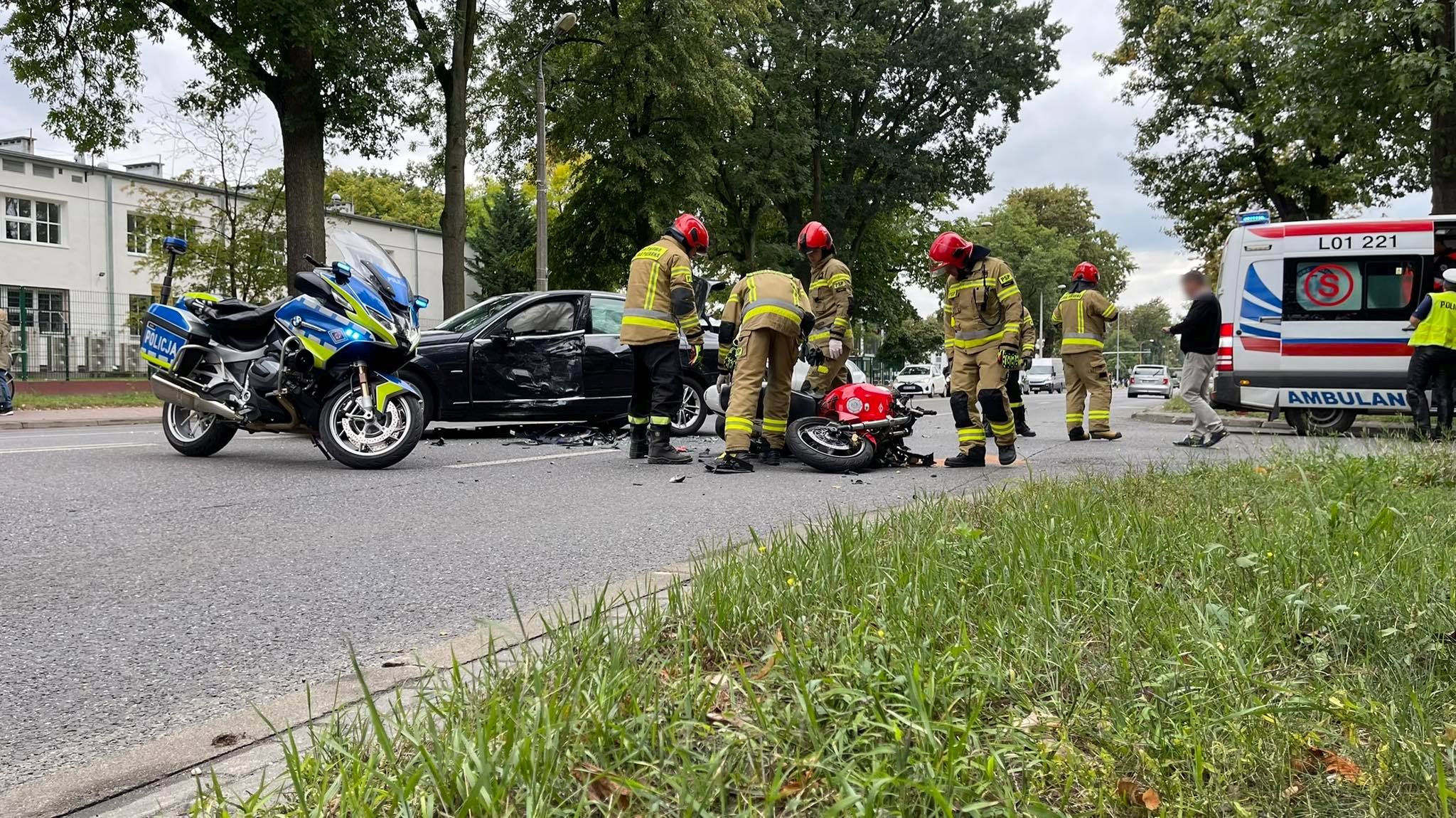 Zderzenie mercedesa z motocyklem. Jedna osoba ranna, są utrudnienia w ruchu (zdjęcia)