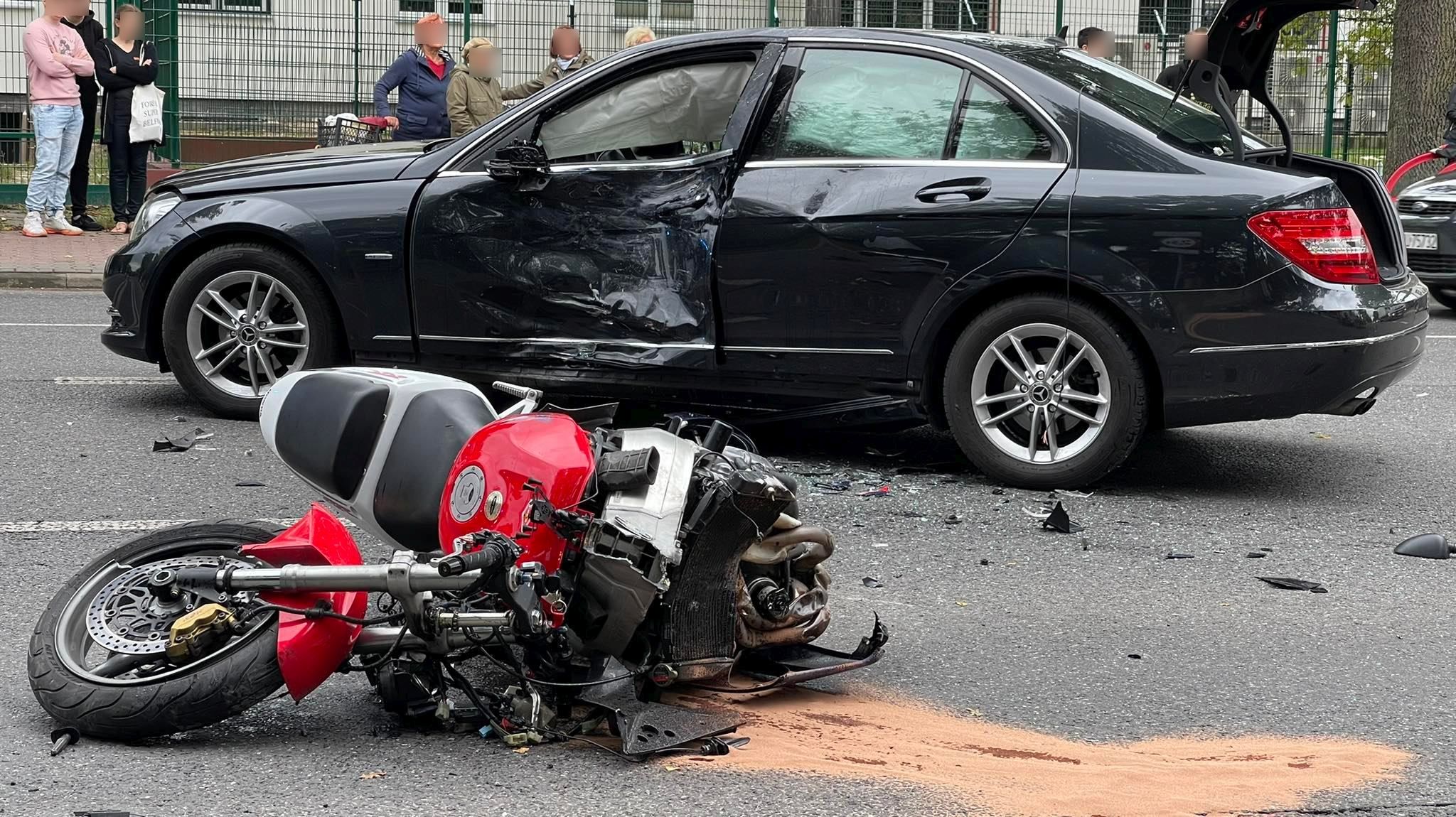 Zderzenie mercedesa z motocyklem. Jedna osoba ranna, są utrudnienia w ruchu (zdjęcia)