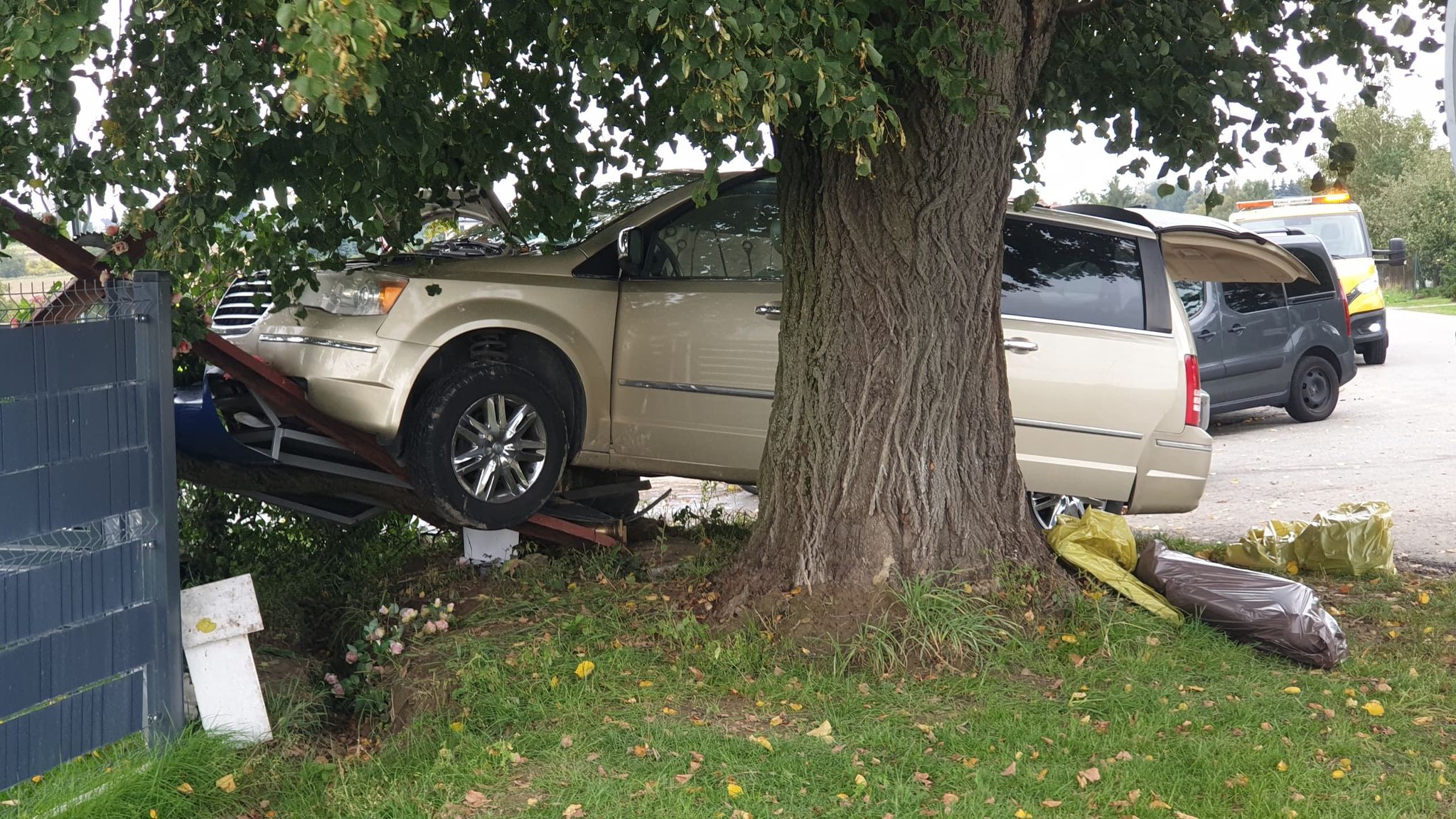 Nie zatrzymał się przed znakiem stop, szybko tego pożałował. Chrysler zatrzymał się na krzyżu (zdjęcia)