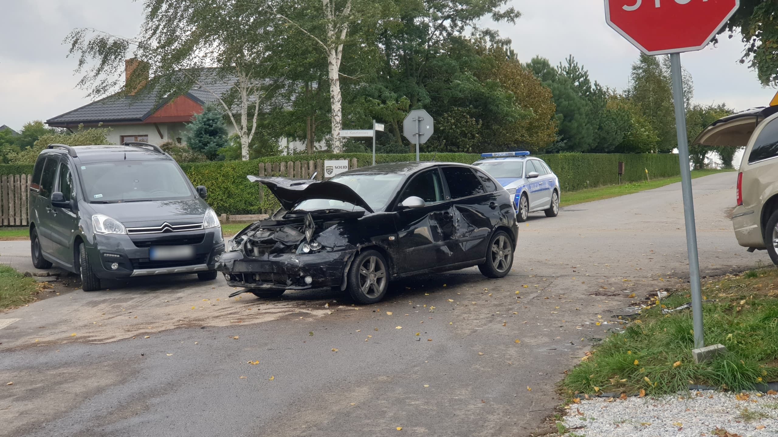 Nie zatrzymał się przed znakiem stop, szybko tego pożałował. Chrysler zatrzymał się na krzyżu (zdjęcia)