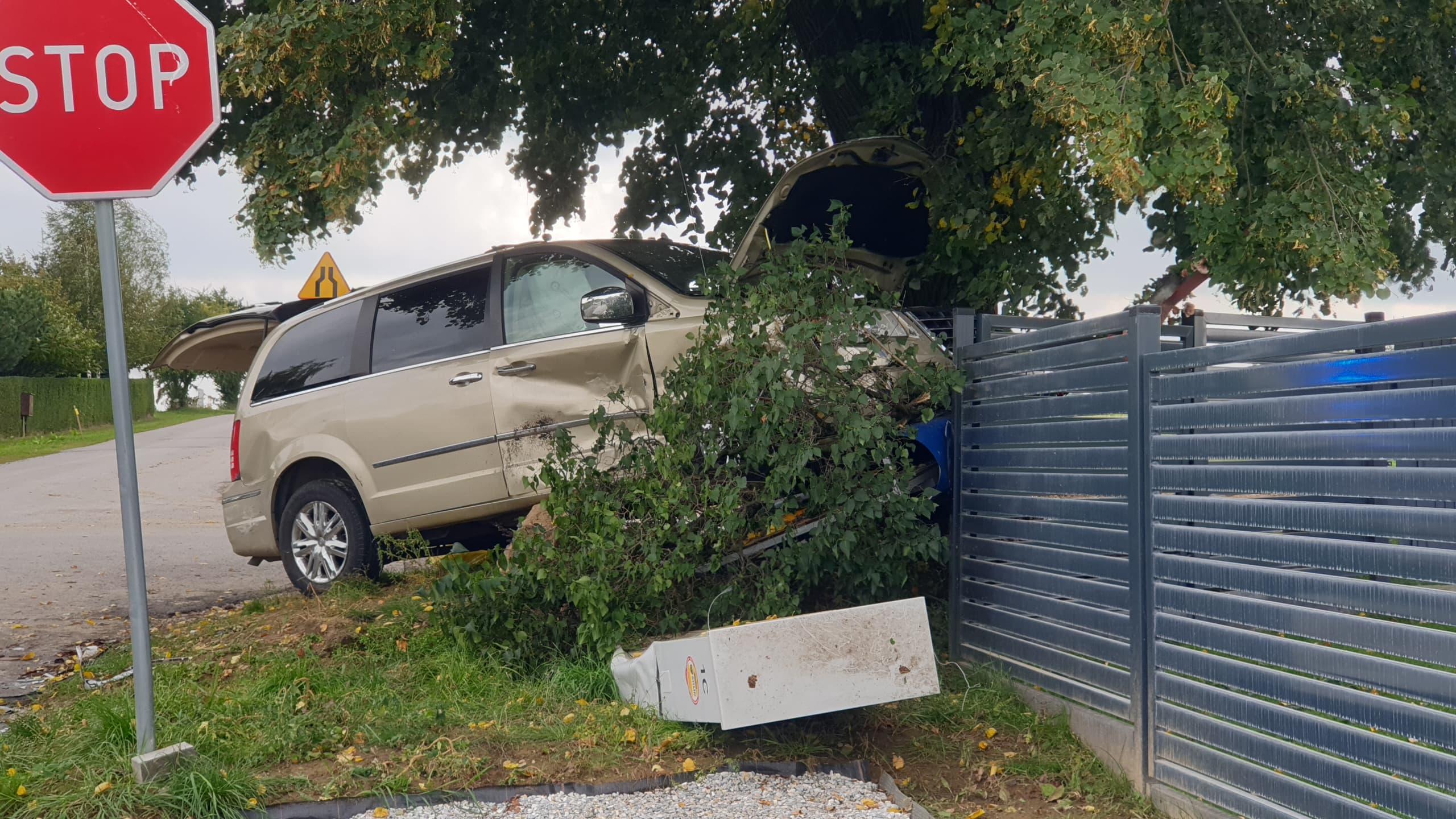 Nie zatrzymał się przed znakiem stop, szybko tego pożałował. Chrysler zatrzymał się na krzyżu (zdjęcia)