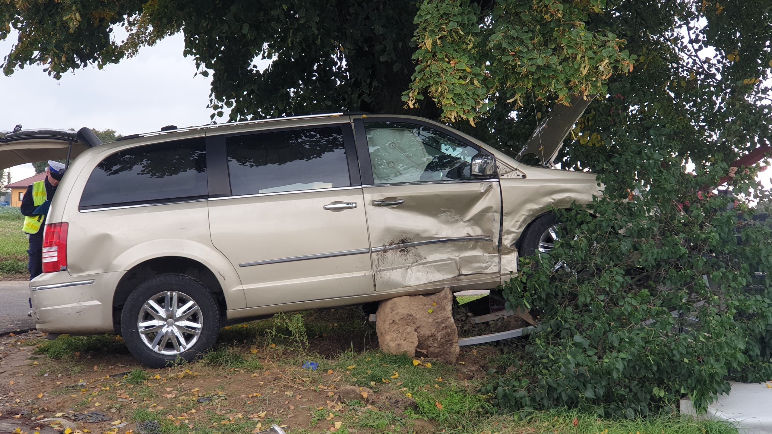 Nie zatrzymał się przed znakiem stop, szybko tego pożałował. Chrysler zatrzymał się na krzyżu (zdjęcia)