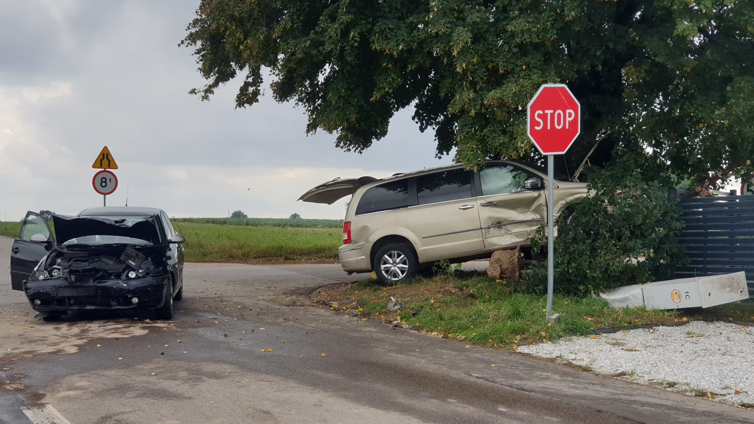 Nie zatrzymał się przed znakiem stop, szybko tego pożałował. Chrysler zatrzymał się na krzyżu (zdjęcia)