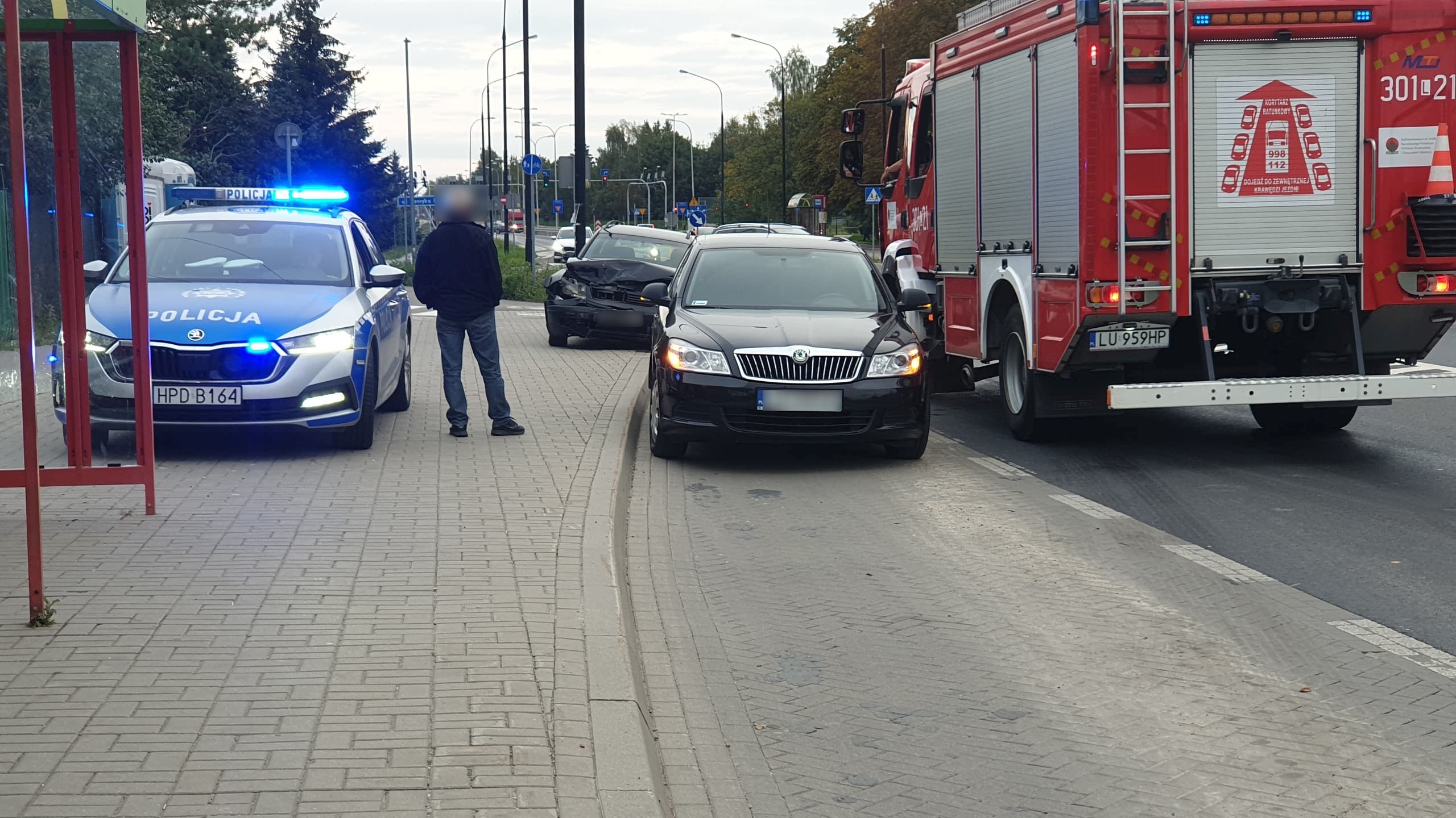 Wjechał w skodę, której kierowca przepuszczał pieszych. Jedna osoba w szpitalu (zdjęcia)