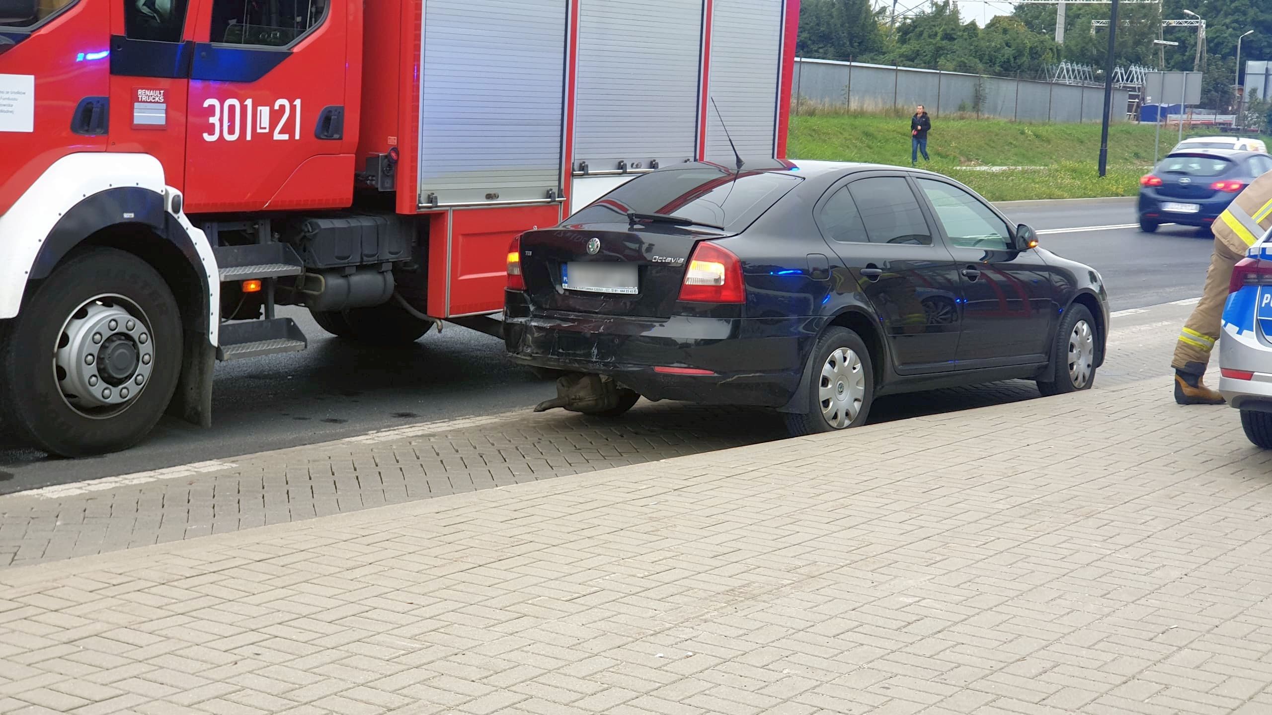 Wjechał w skodę, której kierowca przepuszczał pieszych. Jedna osoba w szpitalu (zdjęcia)