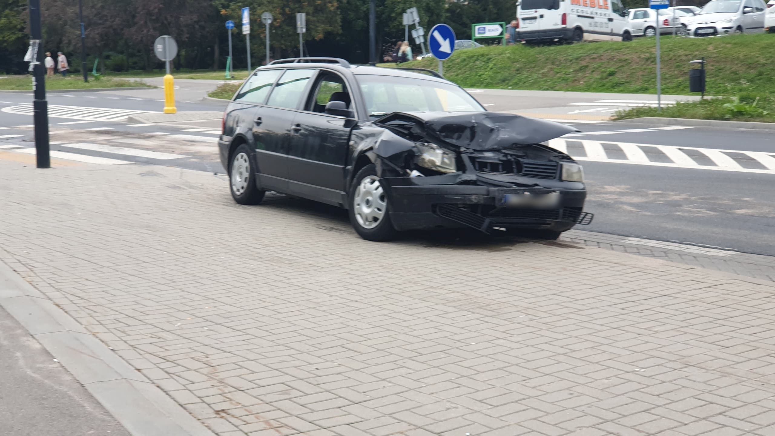 Wjechał w skodę, której kierowca przepuszczał pieszych. Jedna osoba w szpitalu (zdjęcia)