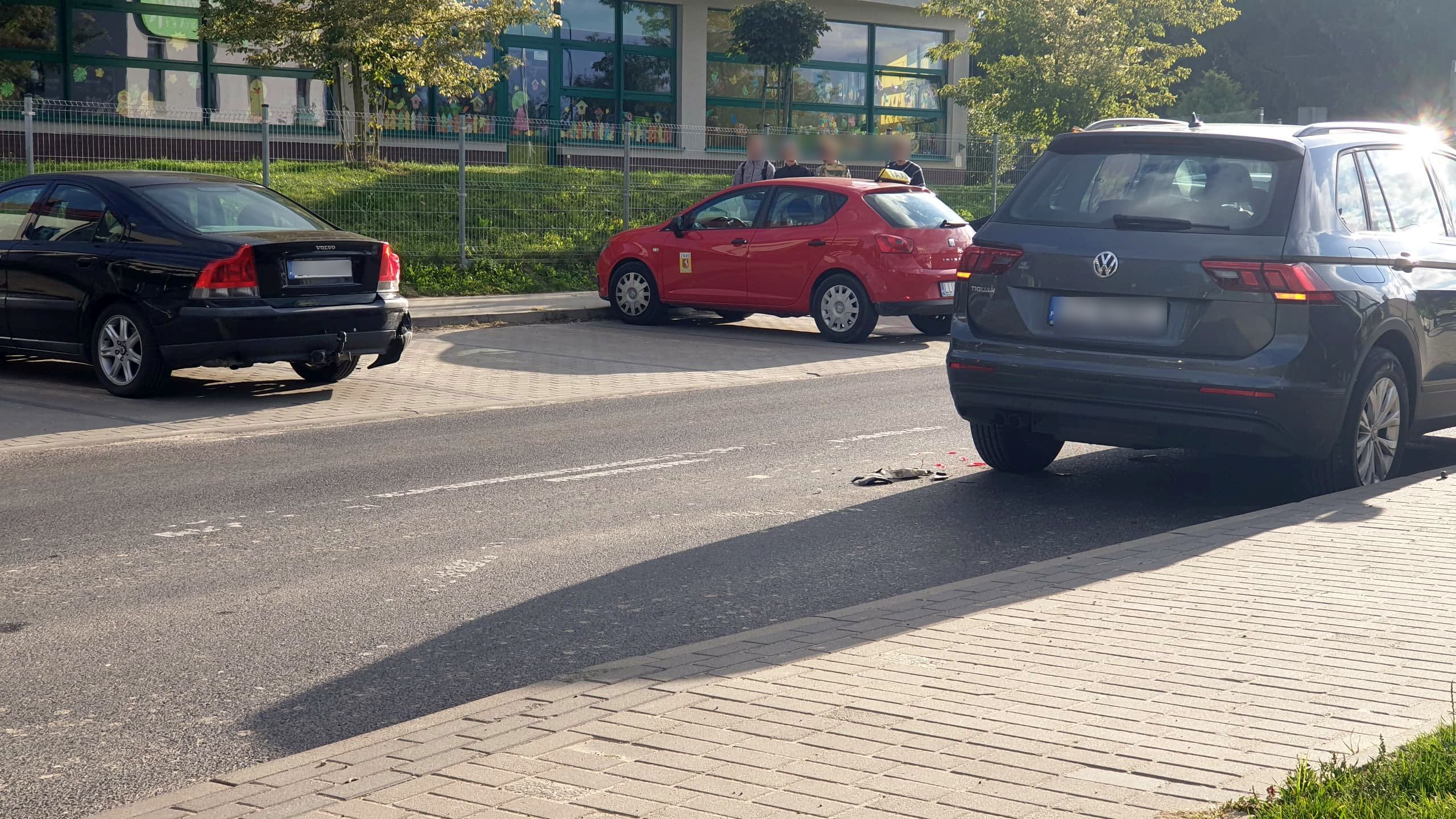 Ona wyjeżdżała z parkingu, on z miejsca parkingowego. Volvo zderzyło się z volkswagenem (zdjęcia)